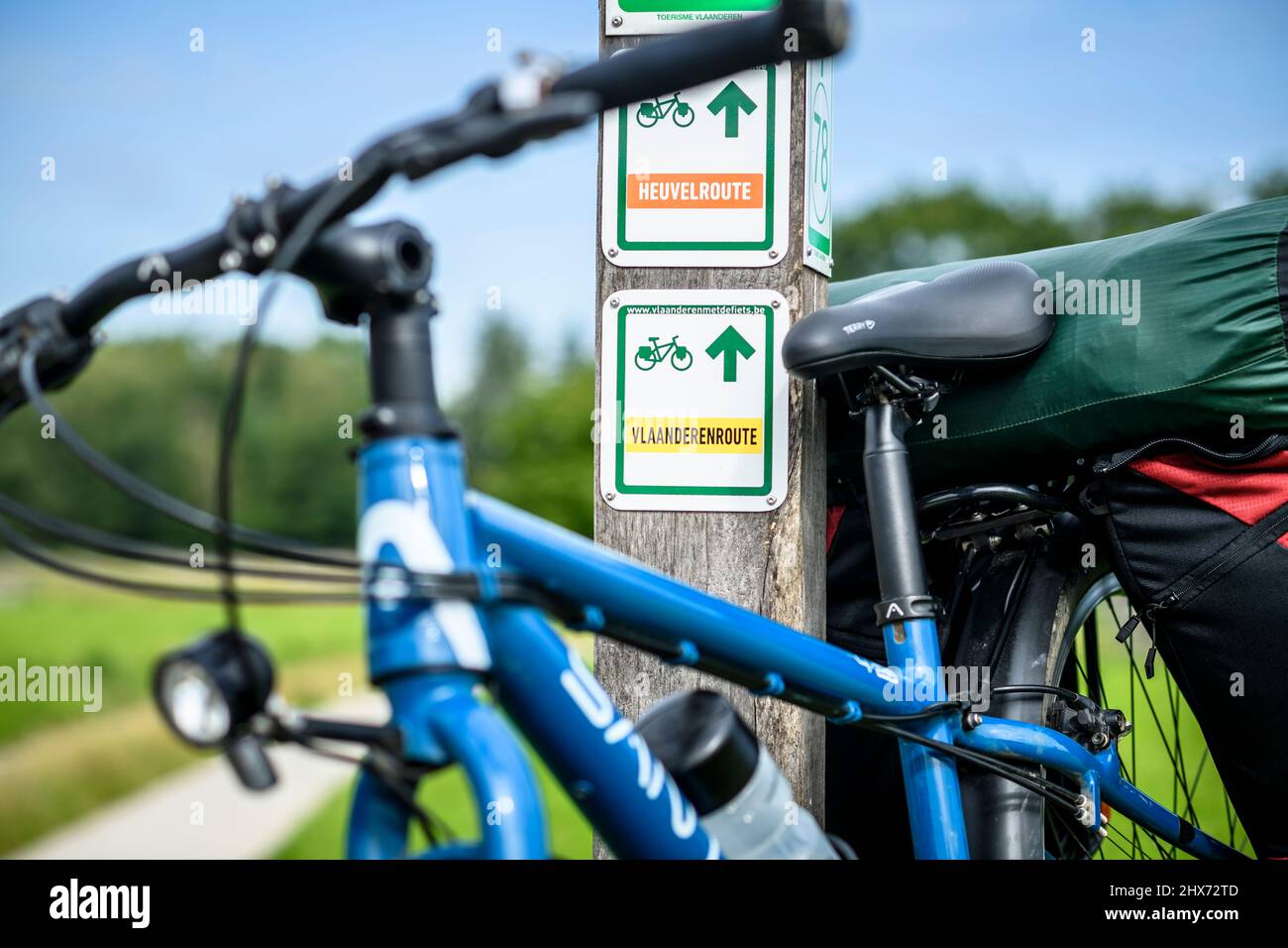 vélo à côté du panneau touristique Banque D'Images