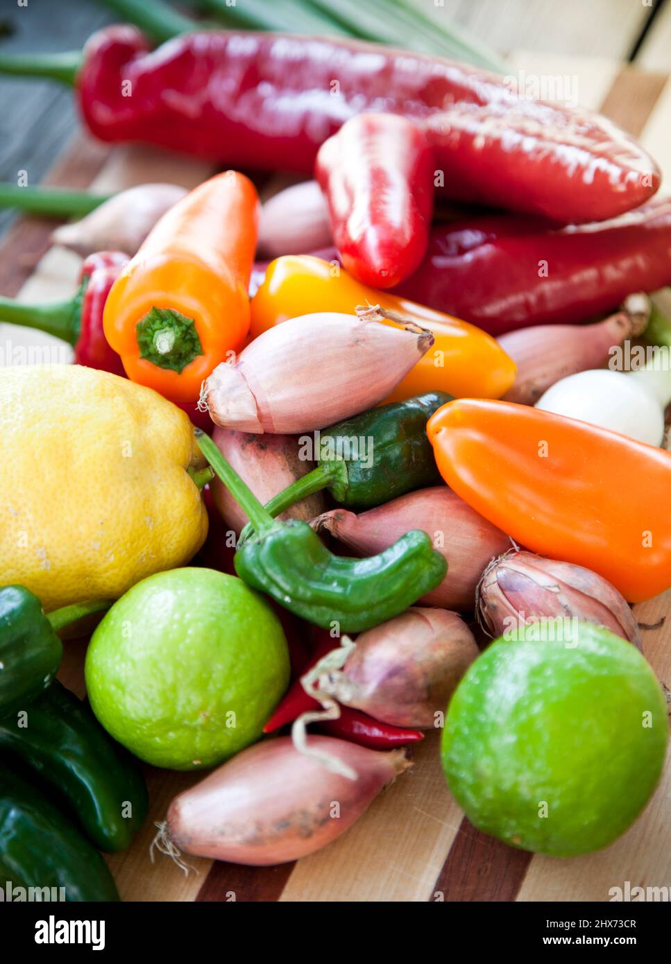 Tas de fruits et légumes frais Banque D'Images