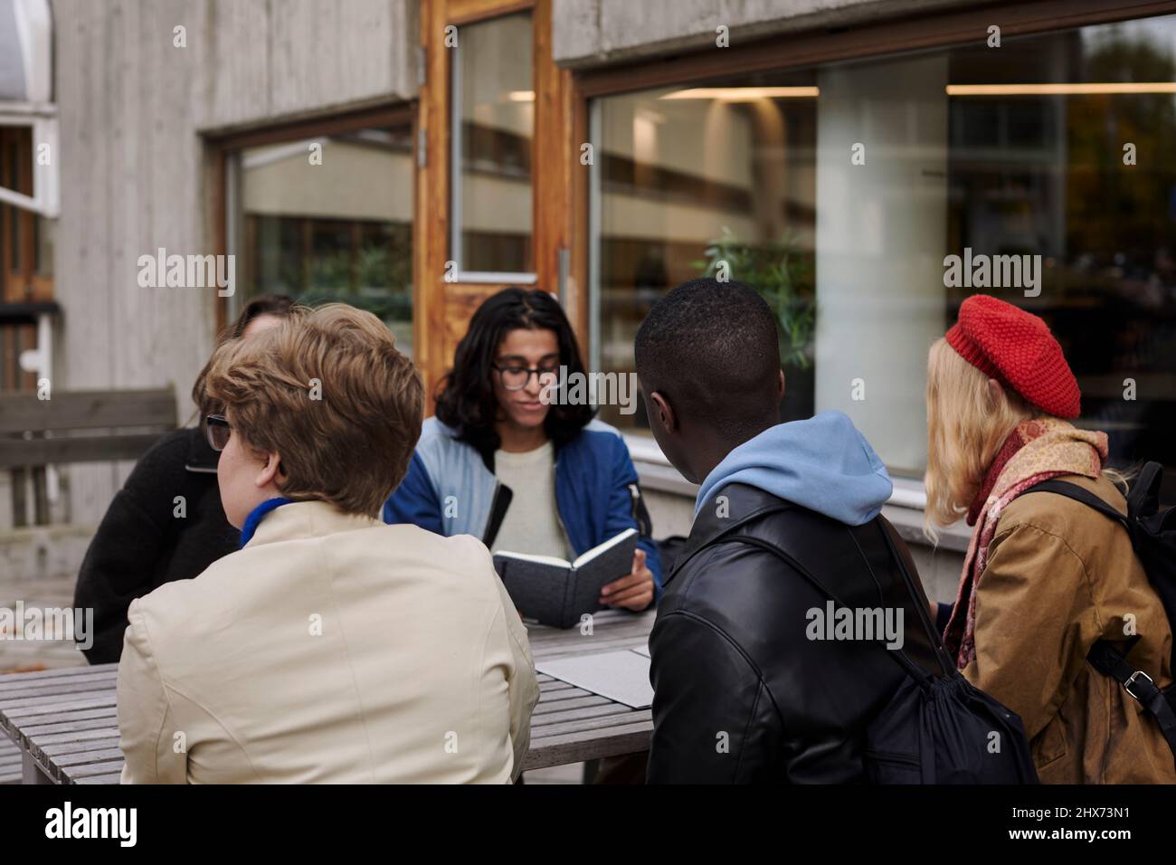 Jeunes amis siégeant ensemble Banque D'Images