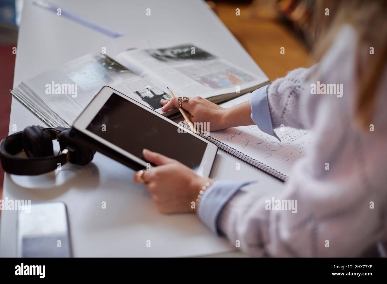 Female student using digital tablet Banque D'Images