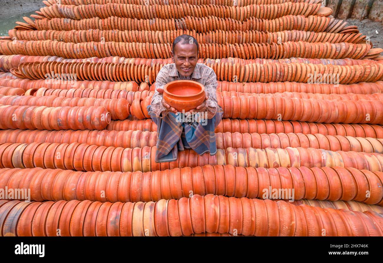 Barishal, Barishal, Bangladesh. 10th mars 2022. Les travailleurs chargent des milliers de poteries délicates sur un bateau pour qu'elles soient vendues sur les marchés locaux à travers le pays. Les photos sont prises dans la Division Barishal, dans la région sud du Bangladesh. Une équipe de travailleurs peut faire jusqu'à 25 000 pots faits main de plantes et de plaques chaque jour. C'est le seul endroit au Bangladesh où la poterie est transportée par bateau, comme la méthode habituelle est par camion. (Credit image: © Mustasinur Rahman Alvi/ZUMA Press Wire) Banque D'Images