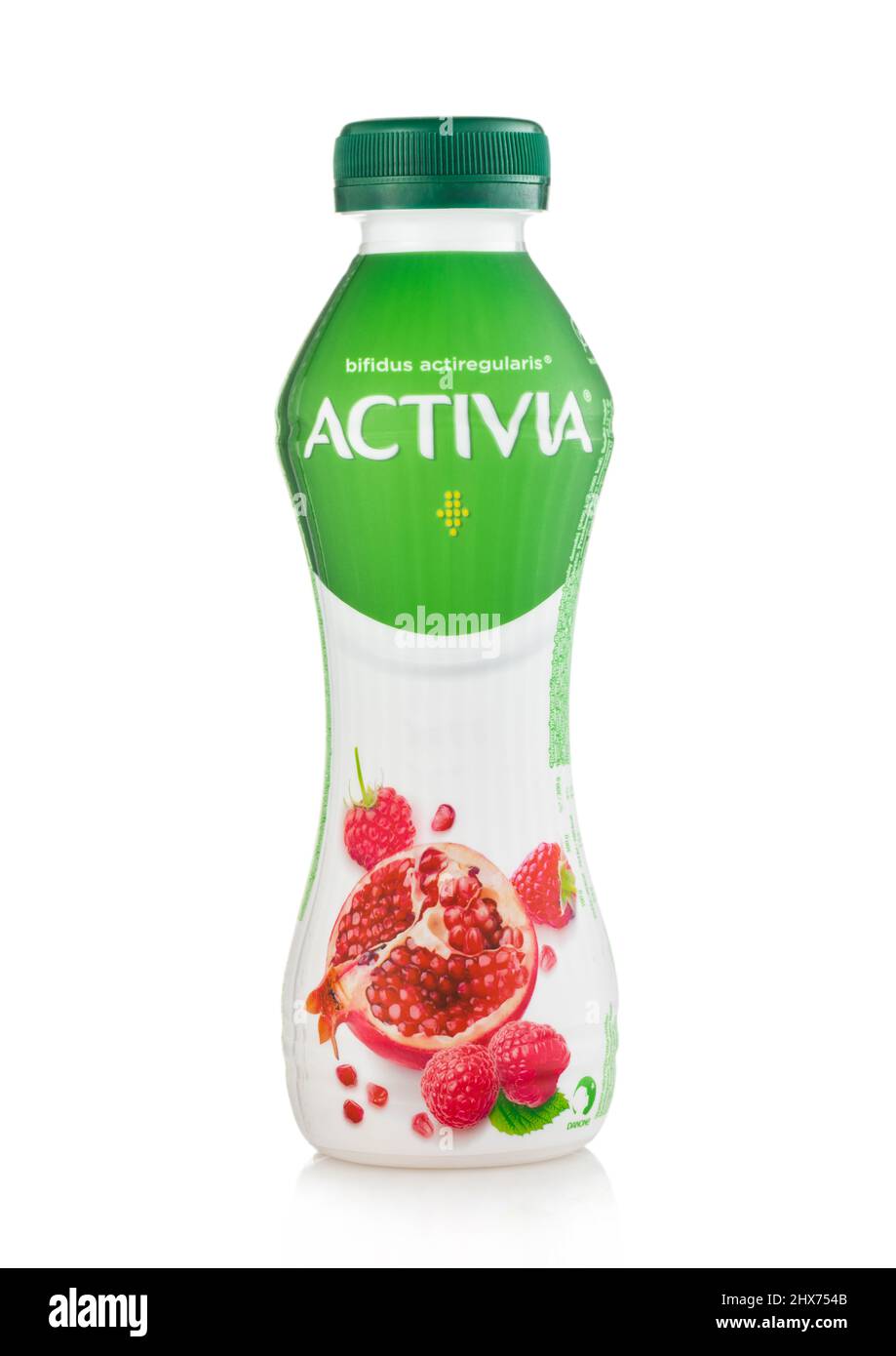 LONDRES, Royaume-Uni - MARS 01,2022 : boisson au yogourt Activia à la grenade et à la framboise sur blanc. Idéal pour le petit déjeuner Banque D'Images