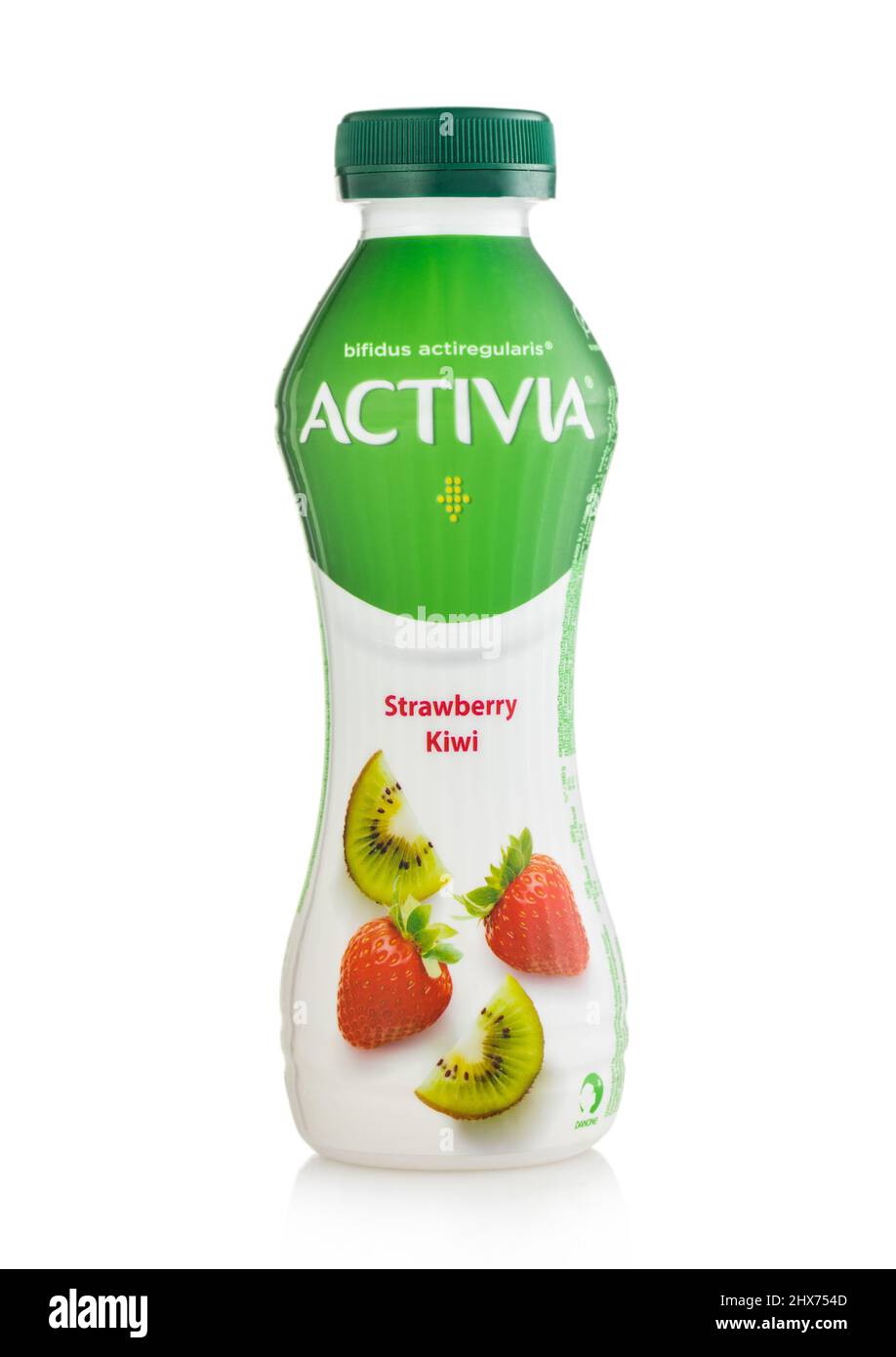LONDRES, Royaume-Uni - MARS 05,2022: Bouteille de yogourt Activia avec fraise et kiwi sur blanc. Banque D'Images