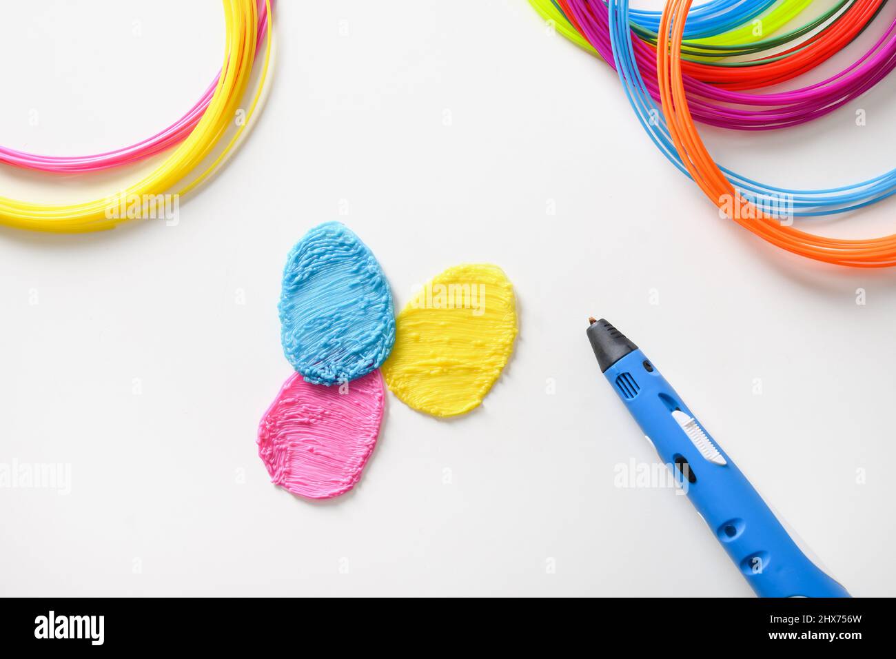 Creative Eastre oeufs colorés de filaments en plastique pour Pâques bricolage vacances par 3D stylo. Jouet et passe-temps pour enfant. Vue de dessus Banque D'Images