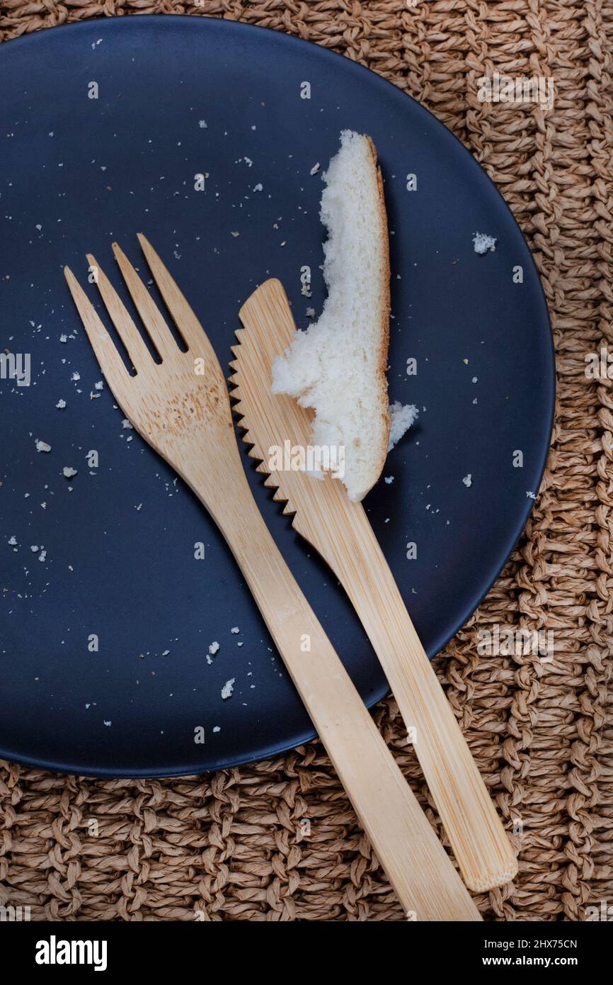 Vider l'assiette avec seulement des miettes qui dépeignent la pénurie de blé et de pain Banque D'Images