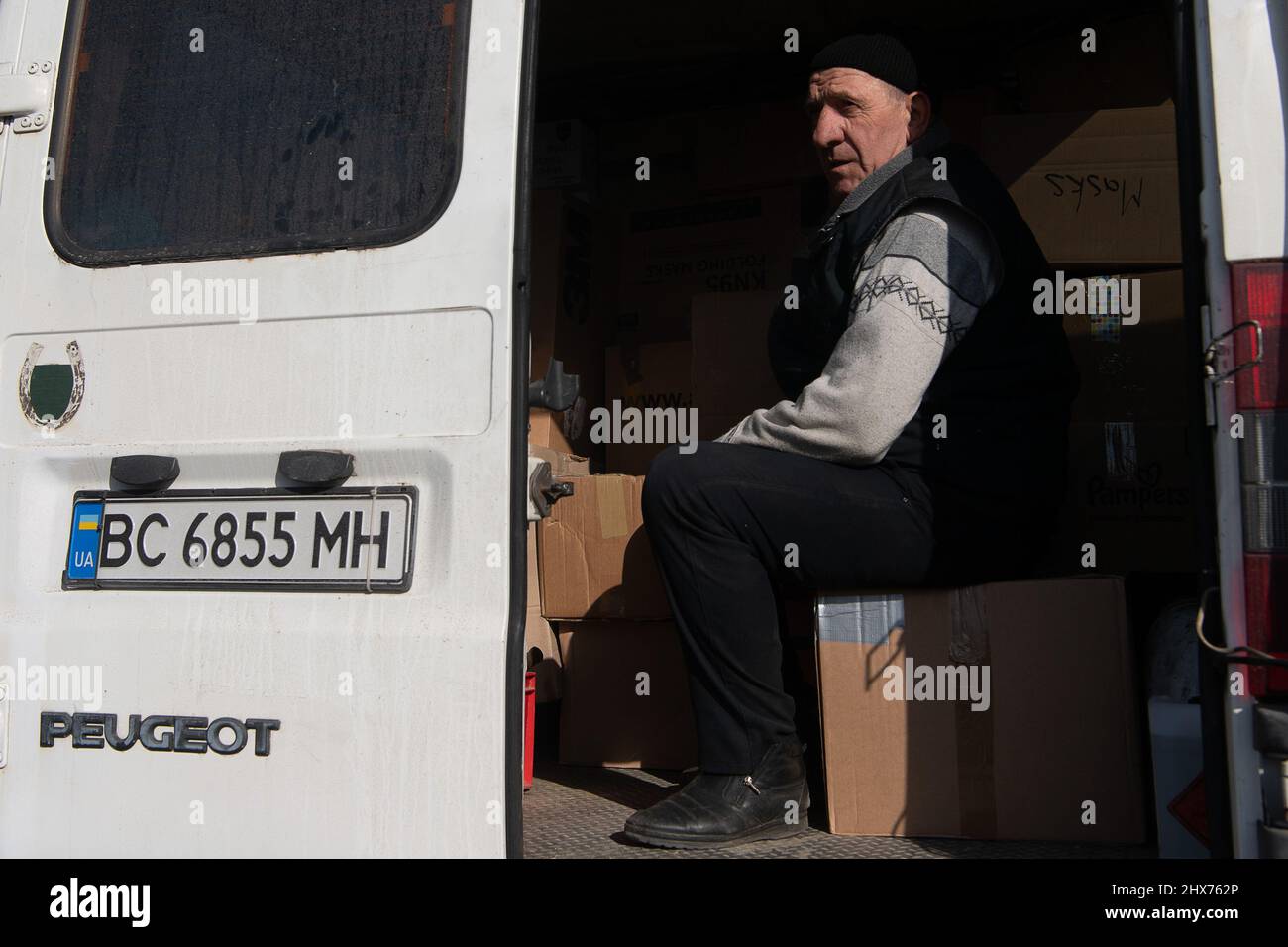 Przemysl, Pologne. 10th mars 2022. Stefan est assis dans un bus dans un centre de distribution en attente de fournitures médicales. Le bus se rend ensuite à un hôpital en Ukraine. Les troupes russes ont envahi l'Ukraine le 24 février. Credit: Sebastian Gollnow/dpa/Alay Live News Banque D'Images