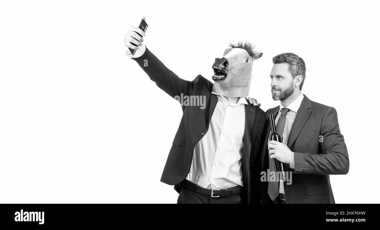 Fête selfie. Vos collègues prennent le selfie sur leur smartphone. Fête de costume d'entreprise. Célébration du travail Banque D'Images