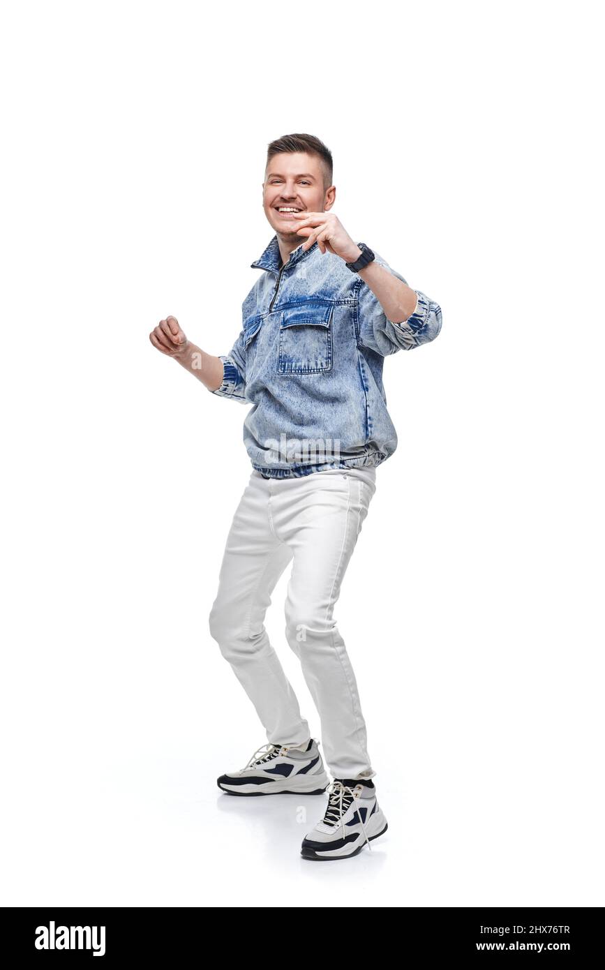 beau jeune homme en veste denim avec poing vers le haut Banque D'Images