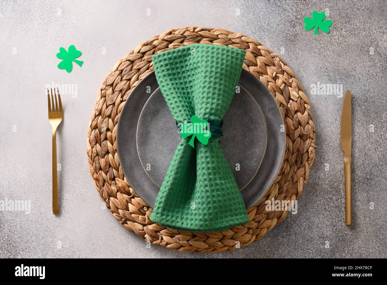 Table de Saint-Patrick avec décor vert sur fond gris. Vue de dessus. Copier l'espace. Banque D'Images