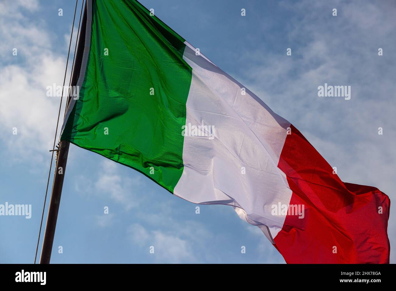 Drapeau de l'Italie dans le ciel bleu Banque D'Images