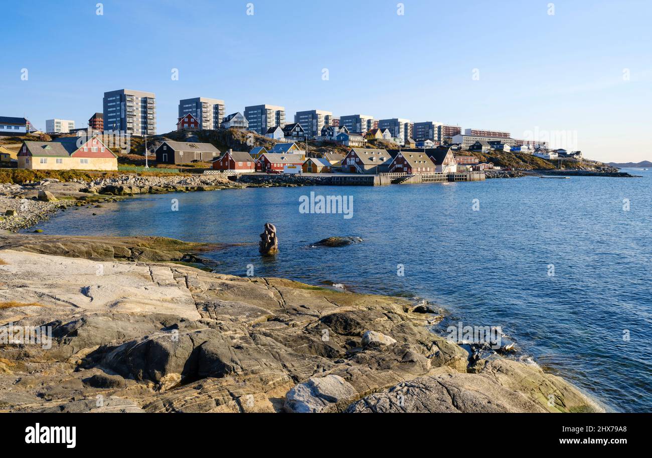 Vue sur le vieux port colonial vers la vieille ville et les quartiers résidentiels modernes. Nuuk la capitale du Groenland à la fin de l'automne. Amérique du Nord Banque D'Images