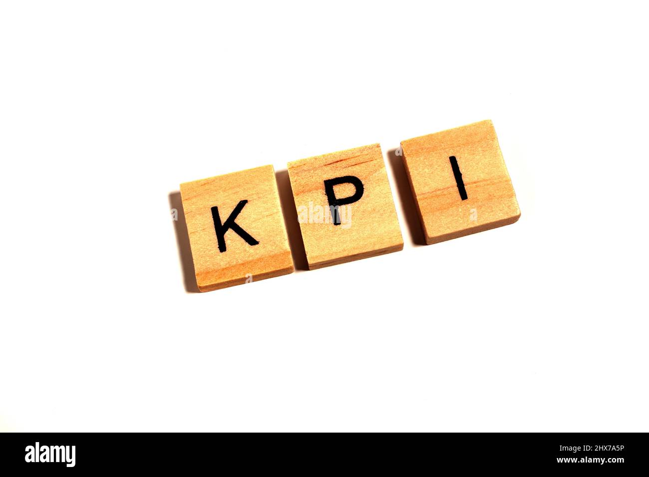 Texte KPI blocs en bois (CLÉ, performance et indicateur) mot isolé sur fond blanc. Concept d'entreprise Banque D'Images