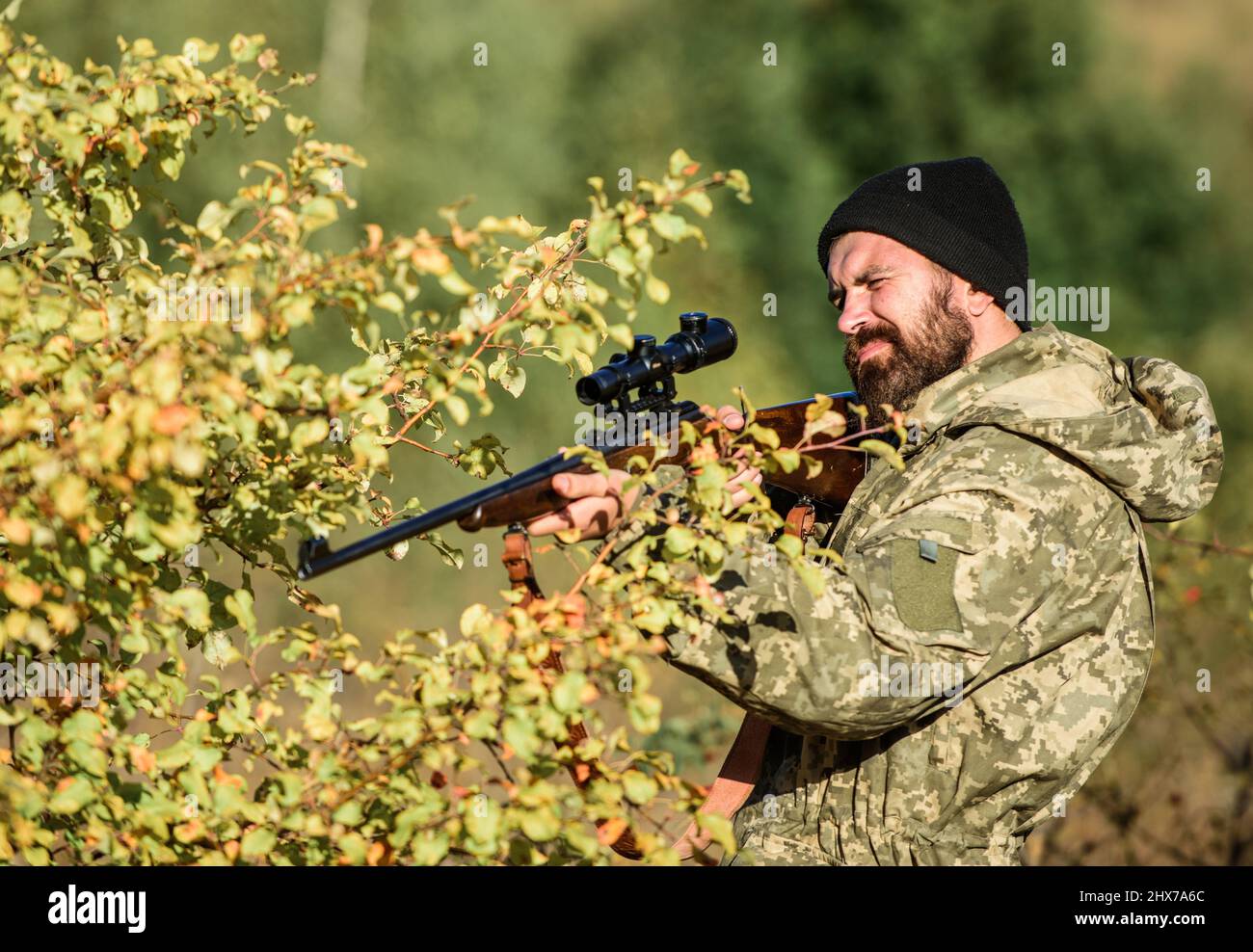 Chasseur d homme barbu. Tenue militaire mode. Forces arm es