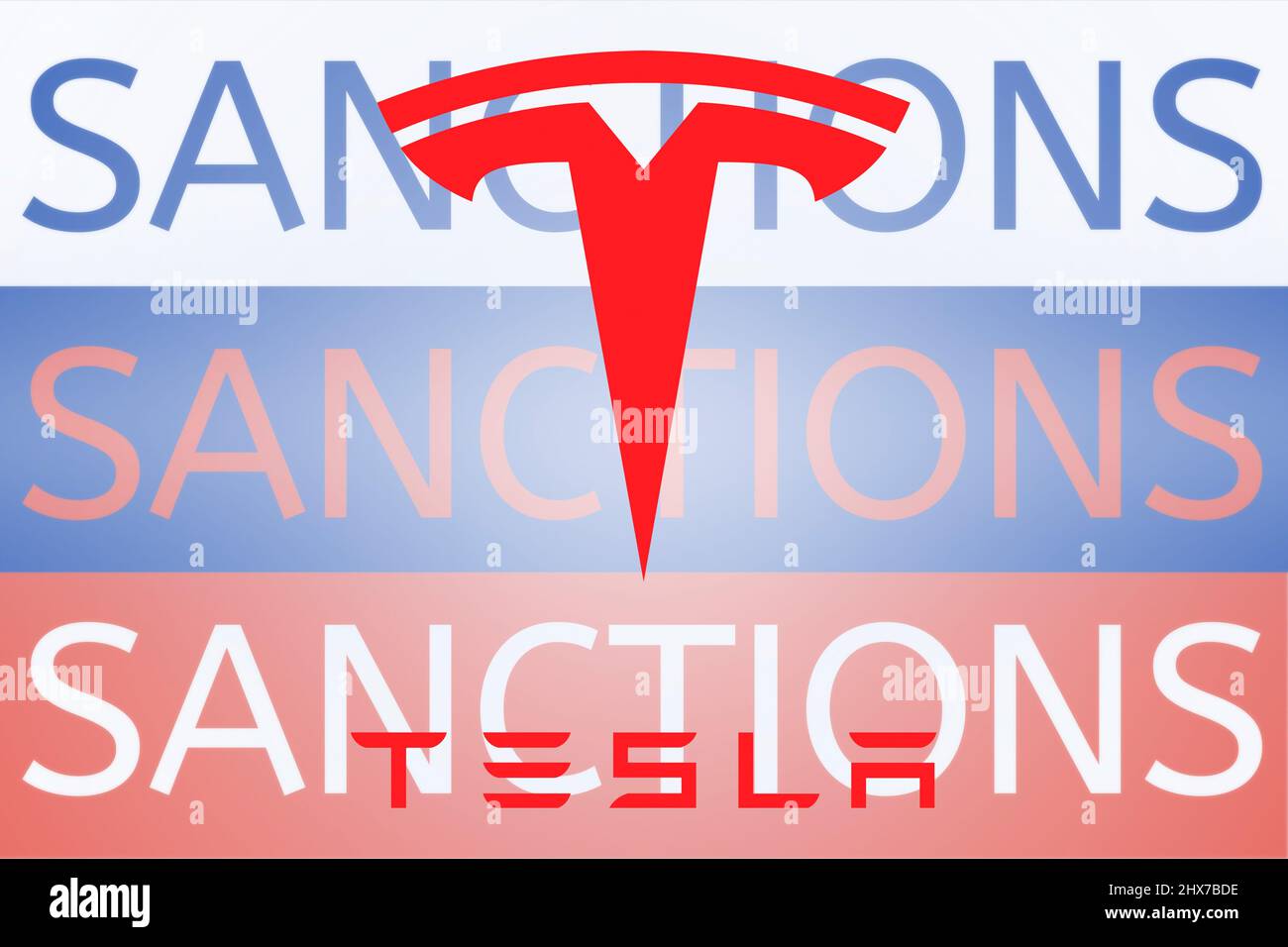 Logo Tesla devant le texte de sanction sur le drapeau russe. De nouvelles sanctions contre la Russie suite à son invasion de l'Ukraine. Mars 2022, San Francisco, États-Unis Banque D'Images