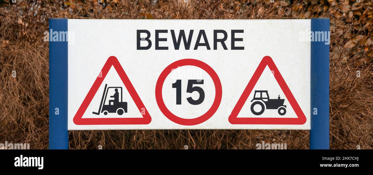 ATTENTION - avertissement sur les chariots élévateurs et les tracteurs, Royaume-Uni Banque D'Images