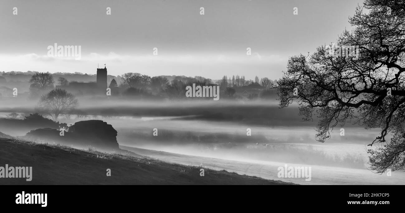 Lever du soleil près du village de Spofforth dans le North Yorkshire, Angleterre, Royaume-Uni - version noir et blanc Banque D'Images