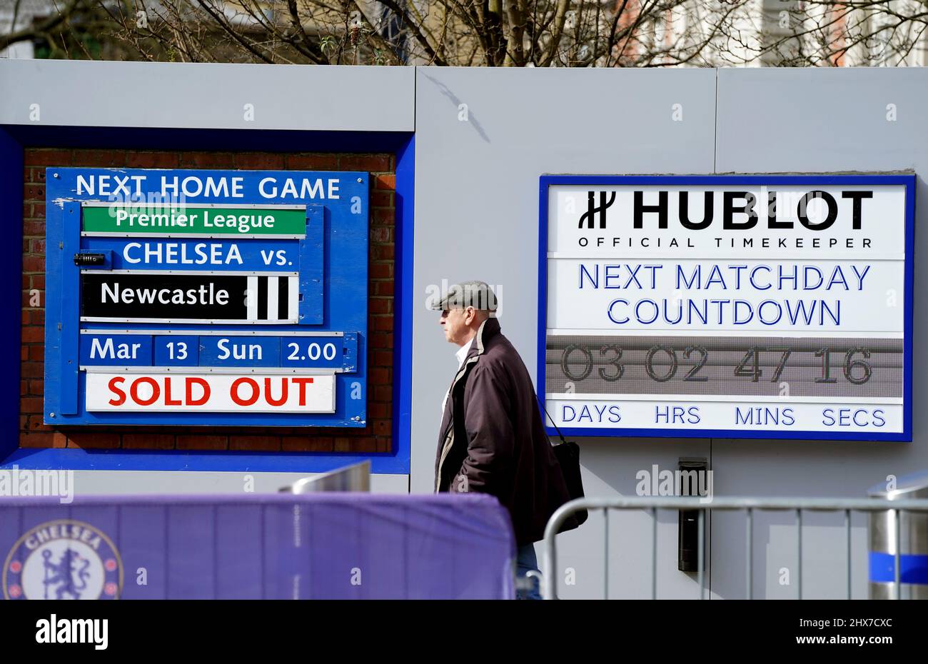 L'horloge du compte à rebours du prochain match à l'extérieur du pont Stamford, domicile du Chelsea FC, Londres. Roman Abramovich a été sanctionné par le gouvernement britannique, bloquant la vente prévue de Chelsea par le milliardaire russo-israélien. Cet homme de 55 ans a mis Chelsea en vente le 2 mars à la suite de l'invasion continue de l'Ukraine par la Russie. Date de la photo: Jeudi 10 mars 2022. Banque D'Images