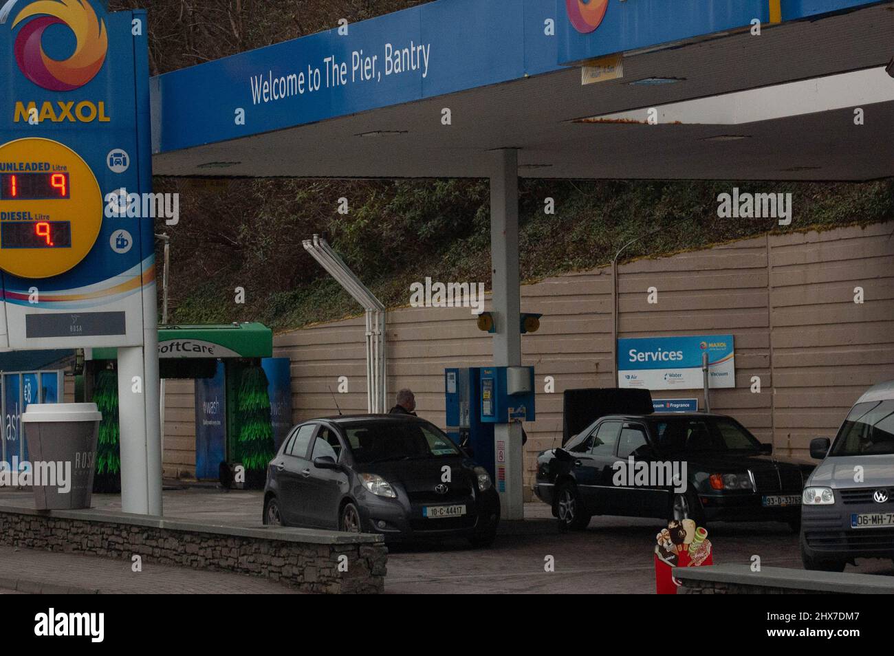 Bantry, West Cork Ireland, jeudi 10 mars 2022 ; les automobilistes et les propriétaires ont été durement touchés par la hausse du coût du pétrole due au conflit entre la Russie et l'Ukraine. Le gouvernement a réduit de 20 % la taxe sur le carbone sur les carburants, mais les prix restent élevés. Chez Maxol à Bantry, l'essence était de 194,9 le litre et le diesel de 199,9 le litre. Credit ED/Alamy Live News Banque D'Images