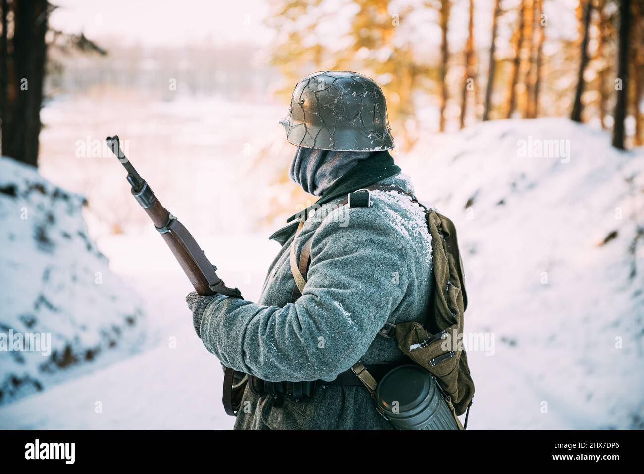 Réacteur habillé comme le soldat d'infanterie allemand Wehrmacht lors de la Seconde Guerre mondiale tenant le fusil en forêt d'hiver . DEUXIÈME GUERRE MONDIALE Banque D'Images