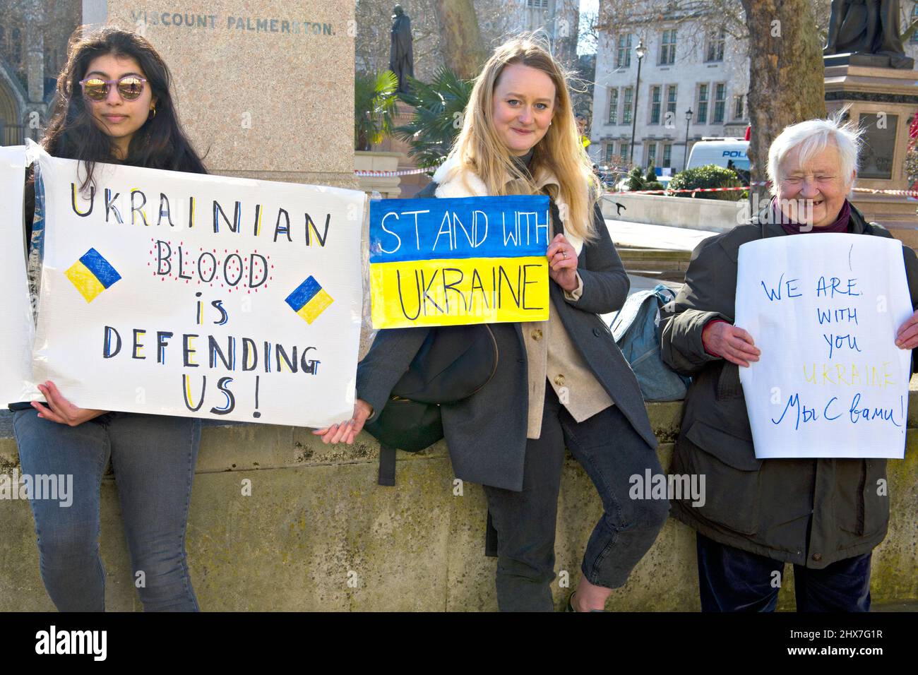 Un petit groupe tient des bannières pour protester contre l'invasion russe de l'Ukraine le 27th février 2022 Banque D'Images