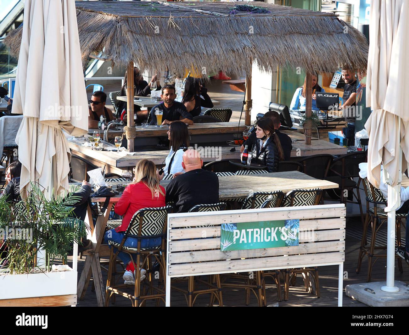 ASHKELON, ISRAËL - 04 MARS 2022 : les gens se détendent dans un café en plein air. Banque D'Images