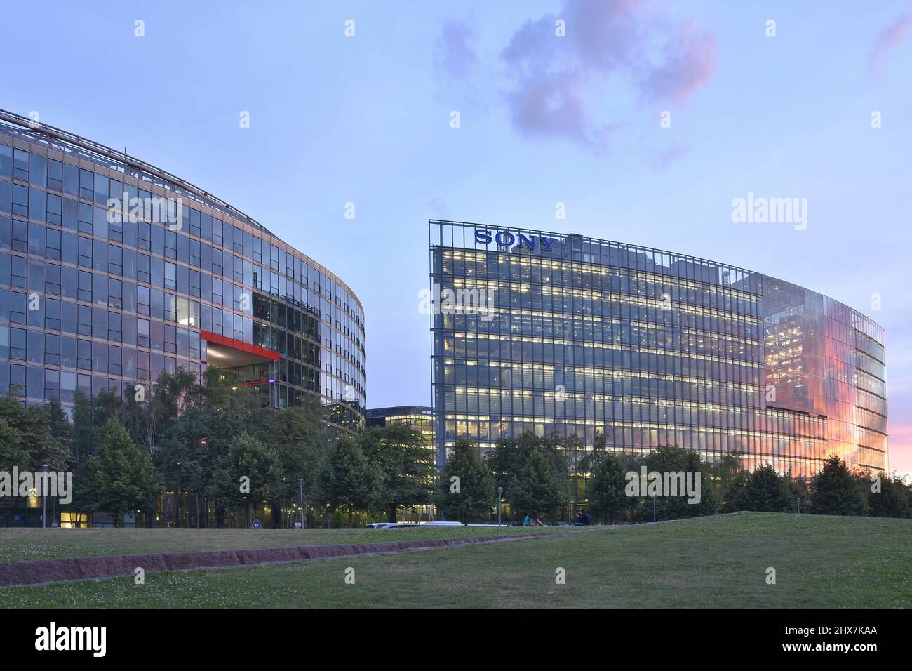Le Sony Centre est un établissement commercial moderne situé à la tombée de la nuit, sur la Potsdamer Platz, à Berlin, en Allemagne. Banque D'Images