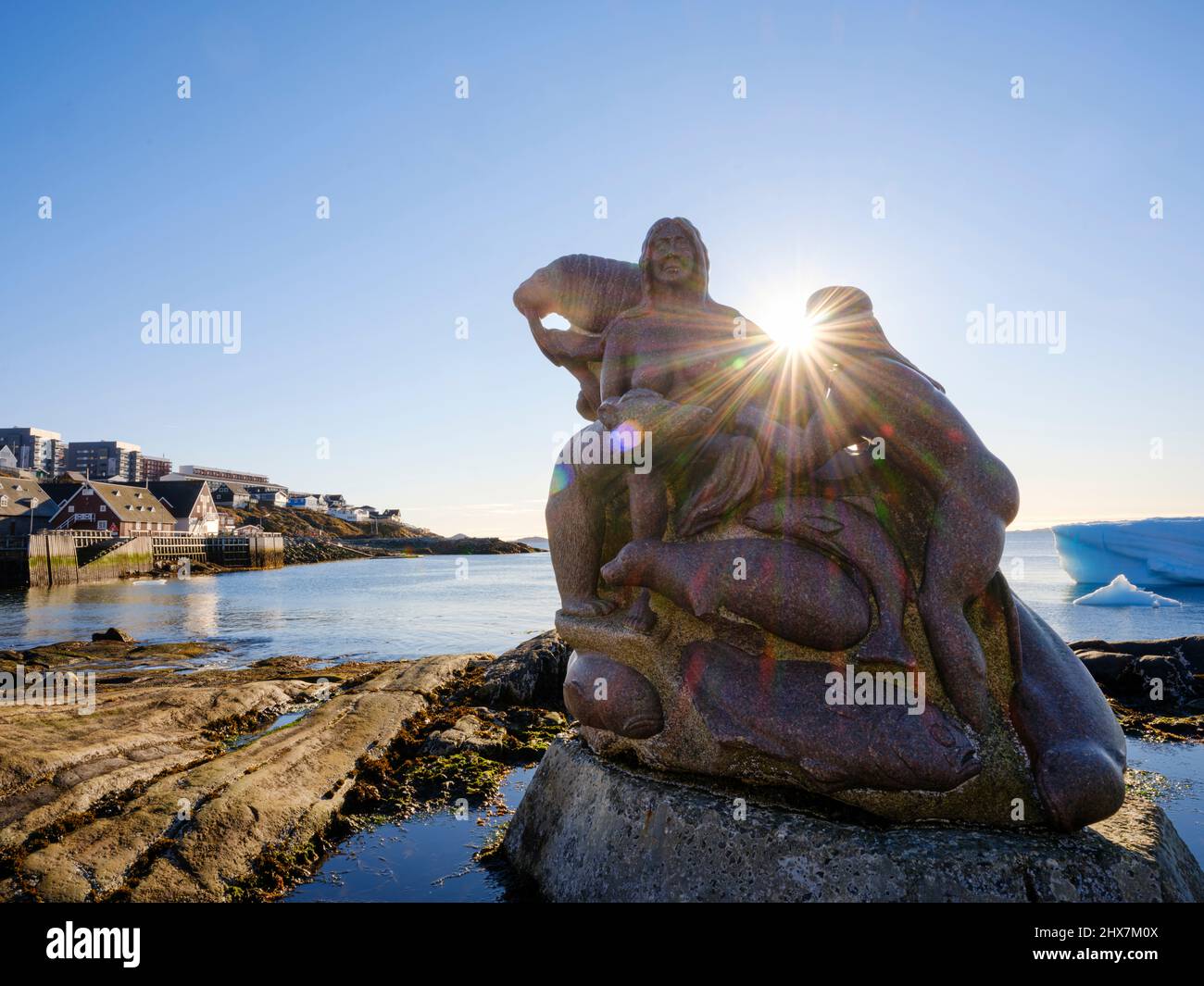 Mère de la mer, Sassuma Arnaa - une figure légendaire de la culture inuite. Sculpure par Christian Rosing dans le port colonial Nuuk la capitale de Green Banque D'Images