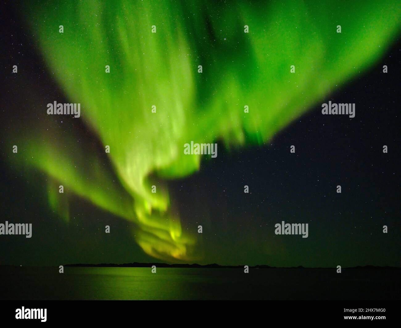 Lumières du nord sur le fjord Nuup Kangerlua. Nuuk la capitale du Groenland à la fin de l'automne. Amérique, Amérique du Nord, Groenland, territoire danois Banque D'Images