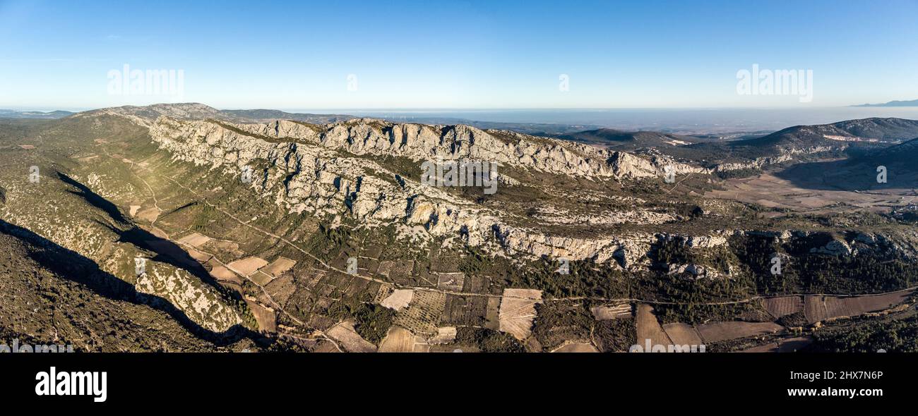 Panorama aérien de la serre de Vingrau dans les Pyrénées orientales Banque D'Images