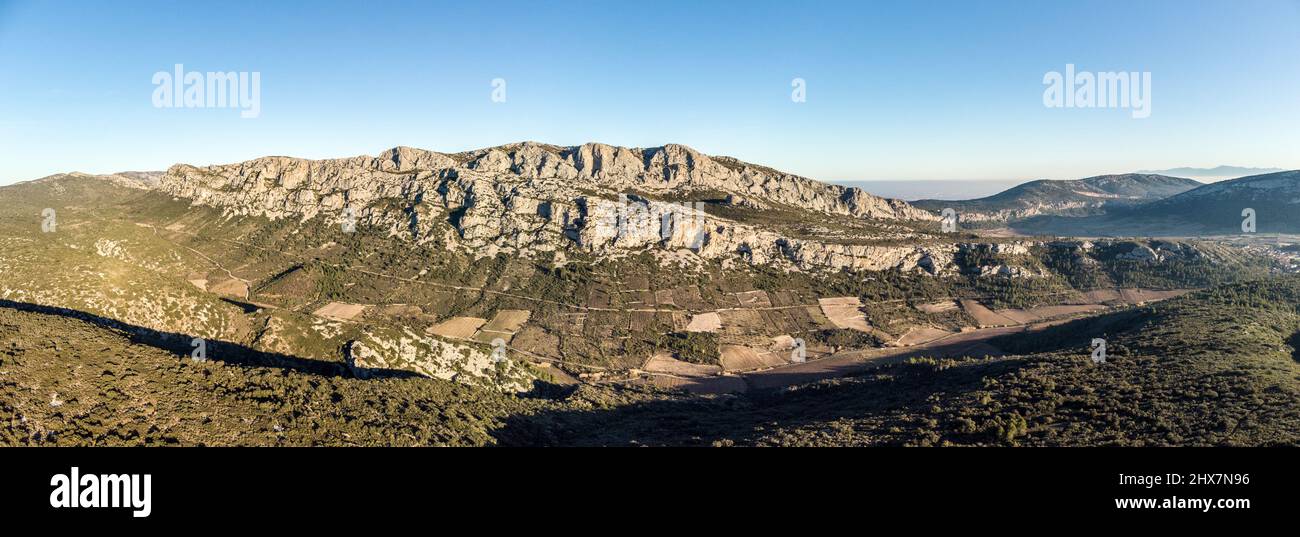 Panorama aérien de la serre de Vingrau dans les Pyrénées orientales Banque D'Images