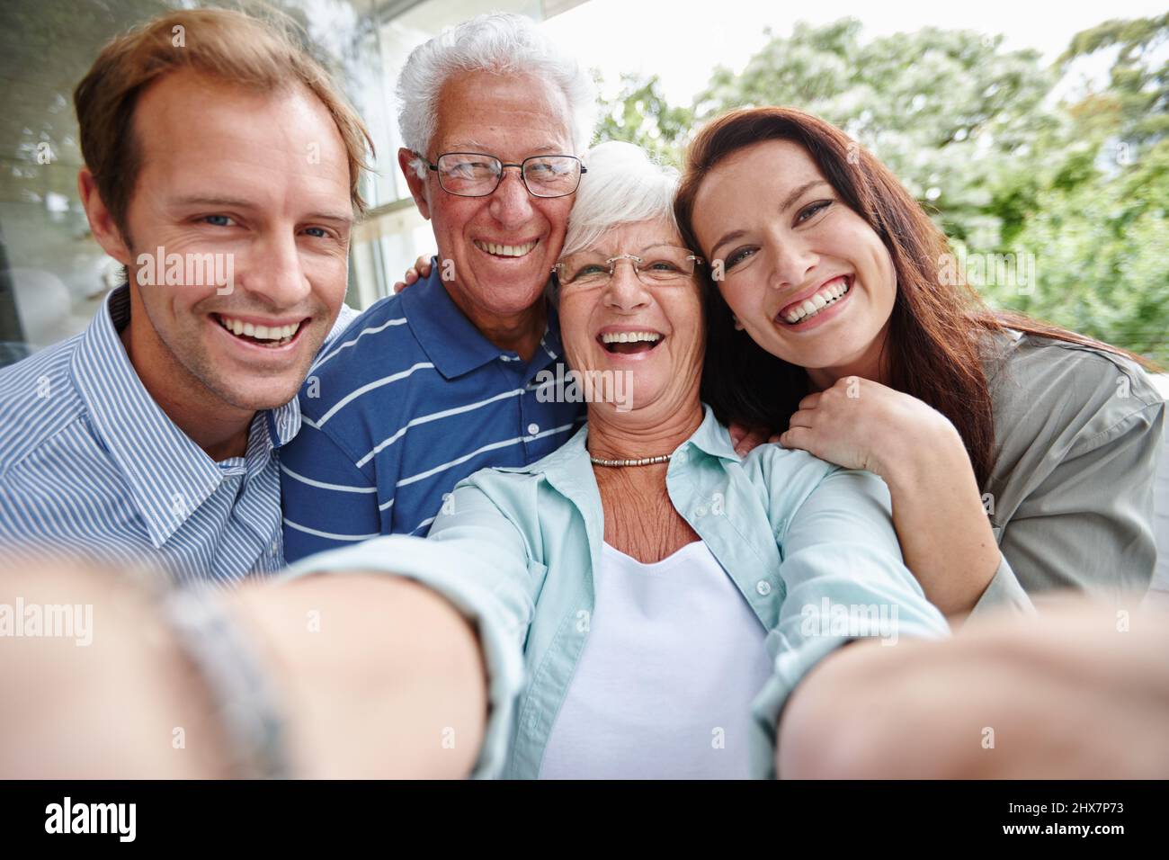 La génération des selfies. Prise de vue courte de quatre adultes prenant un selfie familial. Banque D'Images