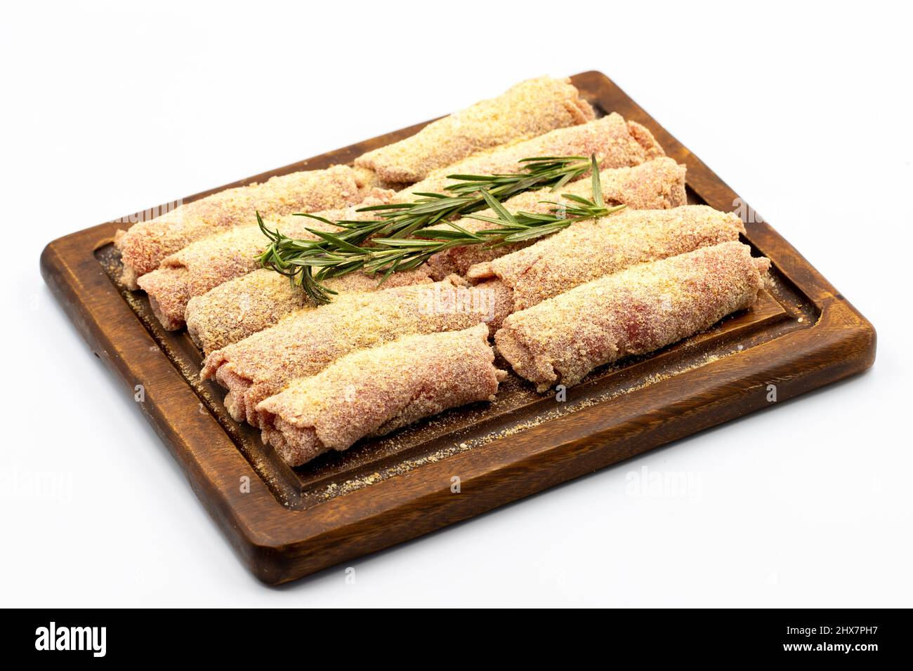 Schnitzel de bœuf isolé sur fond blanc. Délicieux schnitzel de viande crue préparé avec de la chapelure et du sésame blanc Banque D'Images