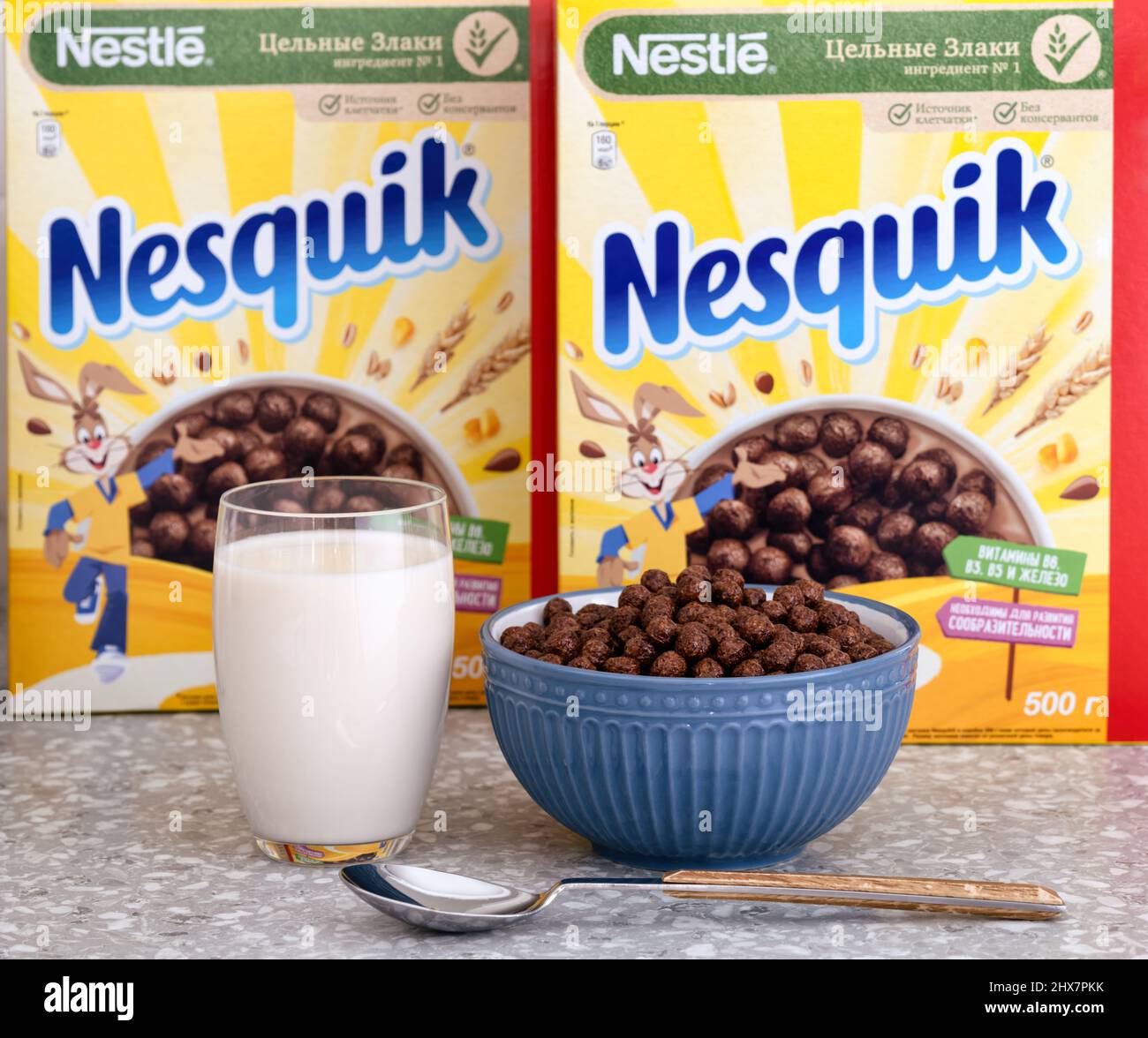 Tambov, Fédération de Russie - 19 février 2022 Un verre de lait et un bol  de céréales Nestle Chocolate Nesquik sur un fond de deux Choco Nestlé Photo  Stock - Alamy