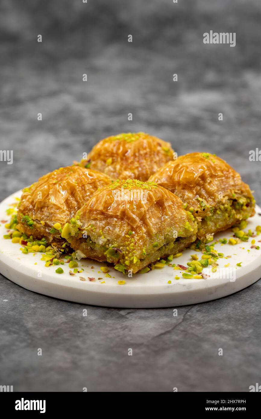 Pistache baklava. Gros plan. Saveurs traditionnelles du Moyen-Orient. Baklava turque traditionnelle. Nom local fistikli baklava Banque D'Images