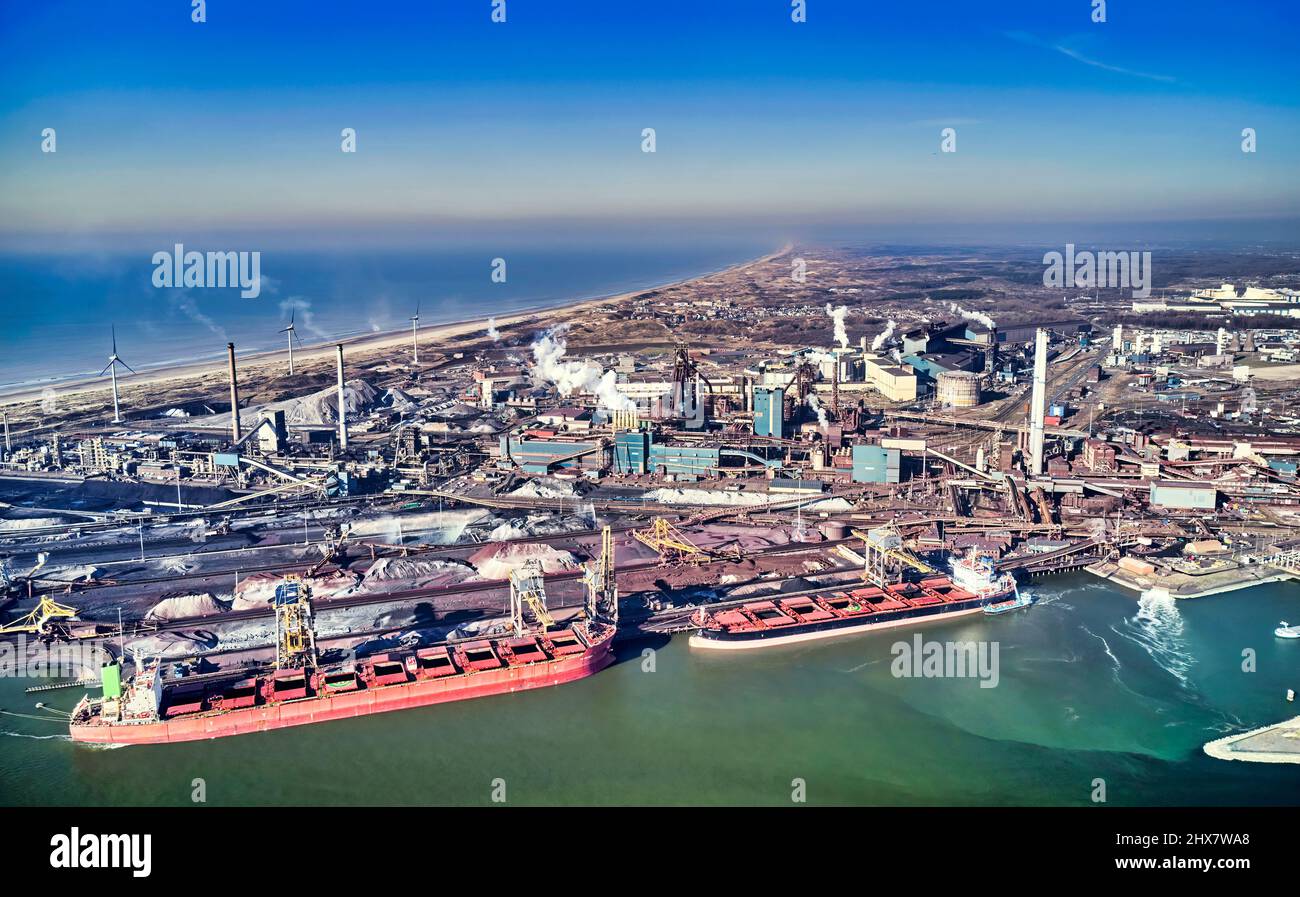 Pays-Bas, IJmuiden - 20-02-2022: Vue aérienne de l'industrie lourde. Près de l'écluse de la mer dans le Noordzeekanaal. Banque D'Images