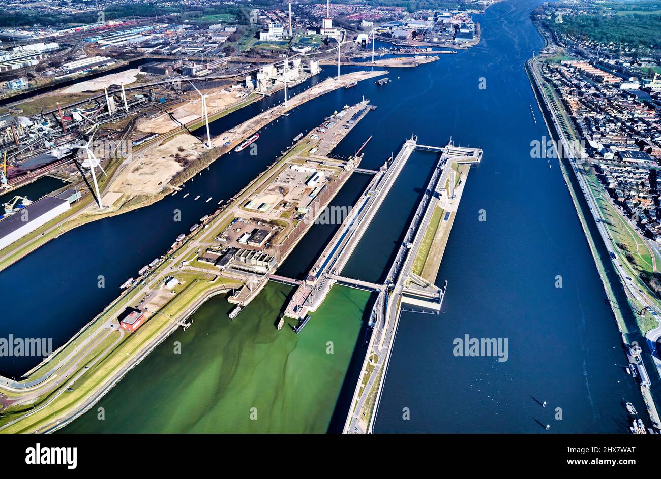 Pays-Bas, IJmuiden - 20-02-2022: Vue aérienne de la plus grande écluse du monde. Pour les plus grands bateaux et navires une nouvelle écluse de mer dans le Noord Banque D'Images