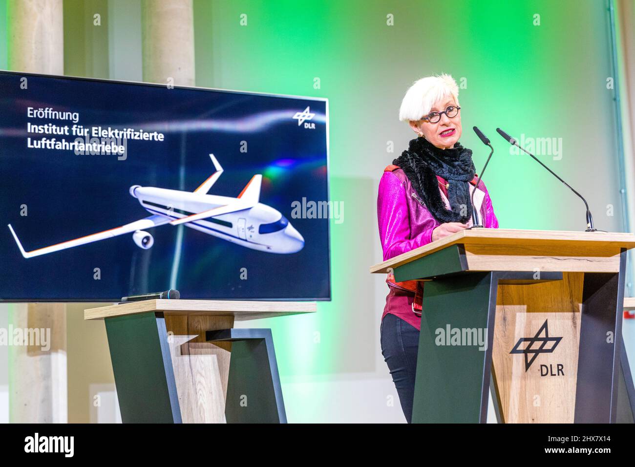 Cottbus, Allemagne. 10th mars 2022. Anke Kaysser-Pyzalla, présidente du conseil d'administration du DLR, s'adresse aux clients du Cottbus Start-up Center. L'Institut pour les systèmes de propulsion aérospatiaux électrifiés a été ouvert ici aujourd'hui. Cet institut du Centre aérospatial allemand e.V. (DLR) concentre ses recherches sur les futurs systèmes de propulsion à faibles émissions et est donc destiné à ouvrir la voie à de nouveaux produits dans l'aviation. Credit: Frank Hammerschmidt/dpa/Alay Live News Banque D'Images