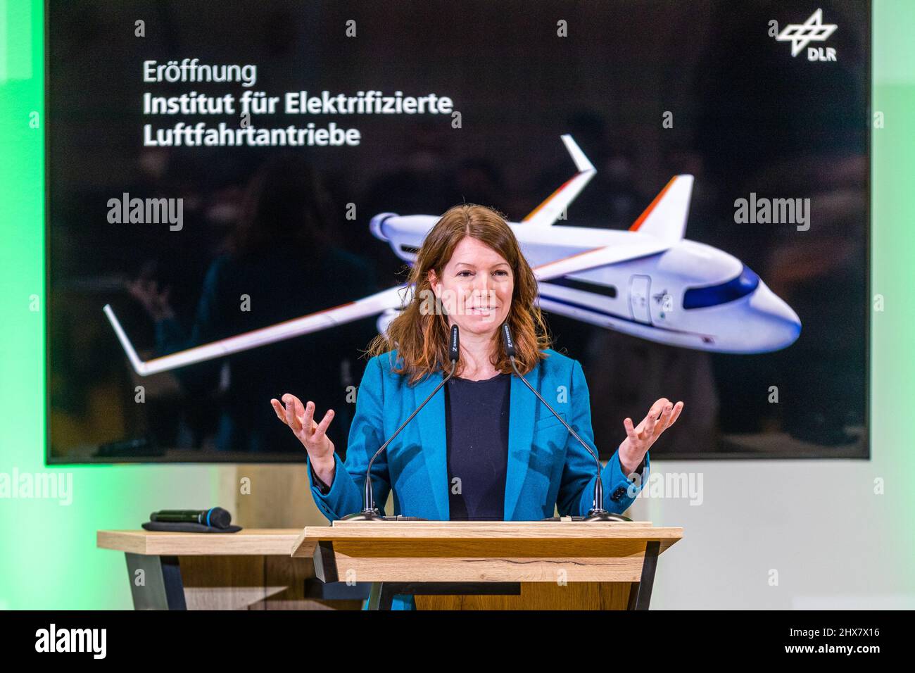 Cottbus, Allemagne. 10th mars 2022. Anna Christmann, coordinatrice du gouvernement allemand pour l'aérospatiale allemande, s'adresse aux clients du centre de démarrage de Cottbus. L'Institut pour les systèmes de propulsion aérospatiaux électrifiés a été ouvert ici aujourd'hui. Cet institut du Centre aérospatial allemand e.V. (DLR) concentre ses recherches sur les futurs systèmes de propulsion à faibles émissions, ouvrant la voie à de nouveaux produits dans l'aviation. Credit: Frank Hammerschmidt/dpa/Alay Live News Banque D'Images