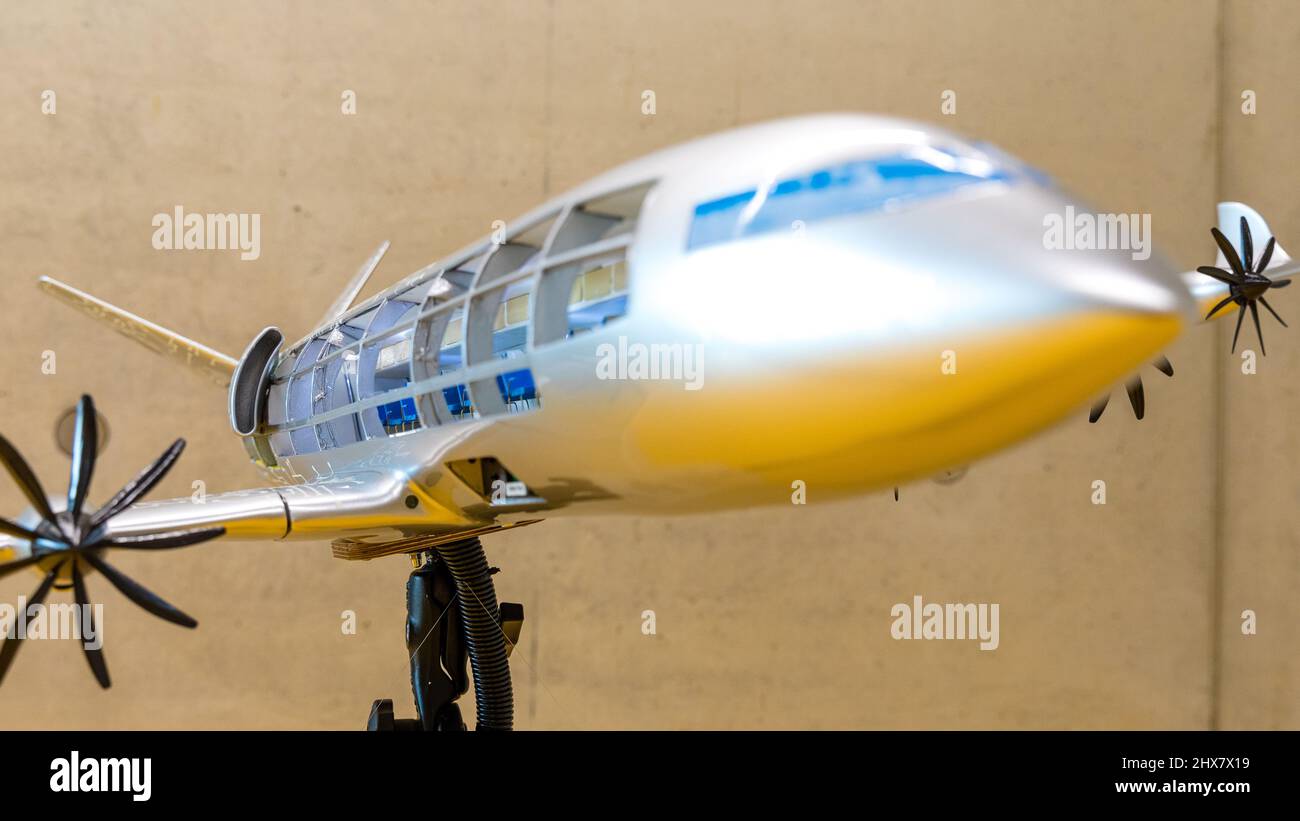 Cottbus, Allemagne. 10th mars 2022. Un modèle d'avion à l'échelle 1:32 pour le vol hybride-électrique est exposé au Gründungszentrum Cottbus, où l'Institut pour les systèmes de propulsion aérienne électrifiés a été ouvert aujourd'hui. Cet institut du Centre aérospatial allemand e.V. (DLR) concentre ses recherches sur les futurs systèmes de propulsion à faibles émissions, ouvrant la voie à de nouveaux produits dans l'aviation. Credit: Frank Hammerschmidt/dpa/Alay Live News Banque D'Images