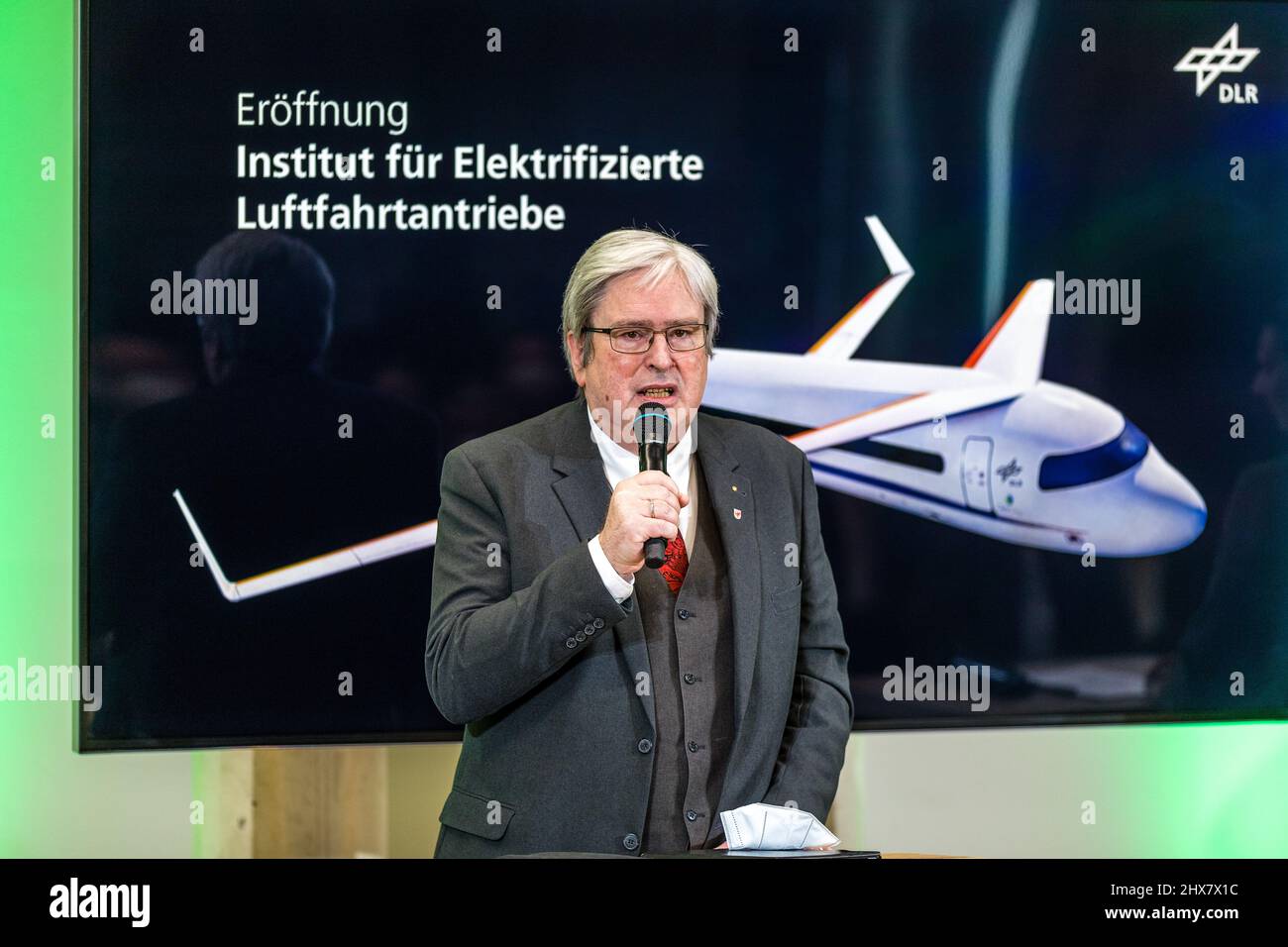 Cottbus, Allemagne. 10th mars 2022. Jörg Steinbach (SPD), ministre de l'économie de l'État de Brandebourg, prend la parole lors d'une table ronde à l'occasion de l'inauguration de l'Institut pour les systèmes aérospatiaux de propulsion électrifiés. Cet institut du Centre aérospatial allemand e.V. (DLR) concentre ses recherches sur les futurs systèmes de propulsion à faibles émissions et est donc destiné à ouvrir la voie à de nouveaux produits dans l'aviation. Credit: Frank Hammerschmidt/dpa/Alay Live News Banque D'Images