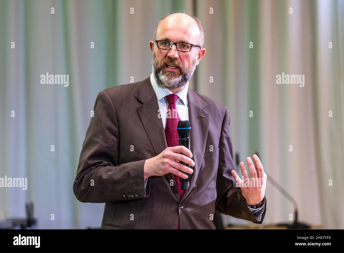 Cottbus, Allemagne. 10th mars 2022. Lars Enghardt, directeur par intérim de l'Institut des systèmes de propulsion aérospatiaux électrifiés du DLR, prend la parole lors d'une table ronde à l'occasion de l'inauguration de l'Institut des systèmes de propulsion aérospatiaux électrifiés. Cet institut du Centre aérospatial allemand e.V. (DLR) concentre ses recherches sur les futurs systèmes de propulsion à faibles émissions et est donc destiné à ouvrir la voie à de nouveaux produits dans l'aviation. Credit: Frank Hammerschmidt/dpa/Alay Live News Banque D'Images
