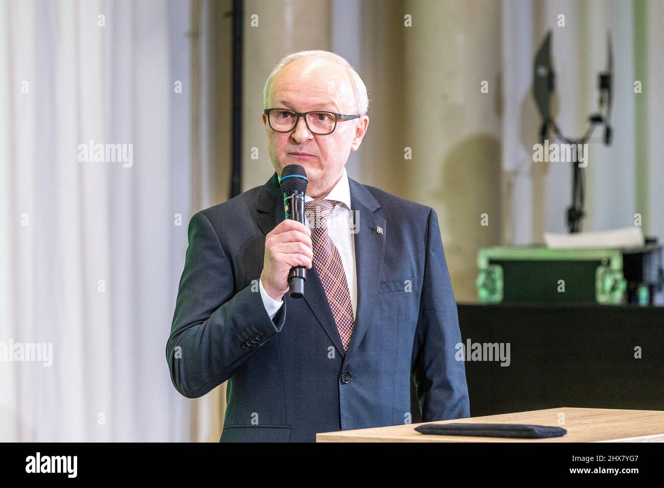 Cottbus, Allemagne. 10th mars 2022. Peter Wehle, Directeur de l'innovation, de la recherche et de la technologie chez Rolls-Royce Allemagne, prend la parole lors d'une table ronde pour marquer l'inauguration de l'Institut pour les systèmes de propulsion d'avions électrifiés. Cet institut du Centre aérospatial allemand e.V. (DLR) concentre ses recherches sur les futurs systèmes de propulsion à faibles émissions et est donc destiné à ouvrir la voie à de nouveaux produits dans l'aviation. Credit: Frank Hammerschmidt/dpa/Alay Live News Banque D'Images