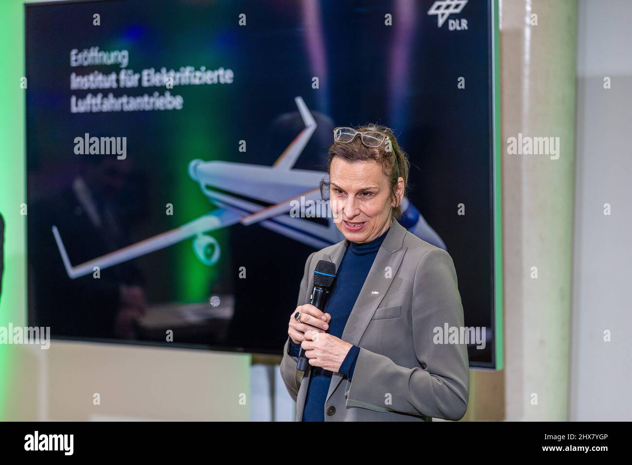 Cottbus, Allemagne. 10th mars 2022. Gesine Grande, Présidente de l'Université de technologie de Brandebourg Cottbus-Senftenberg, prend la parole lors d'une table ronde à l'occasion de l'inauguration de l'Institut pour la propulsion aérospatiale électrifiée. Cet institut du Centre aérospatial allemand e.V. (DLR) concentre ses recherches sur les futurs systèmes de propulsion à faibles émissions, ouvrant la voie à de nouveaux produits dans l'aviation. Credit: Frank Hammerschmidt/dpa/Alay Live News Banque D'Images