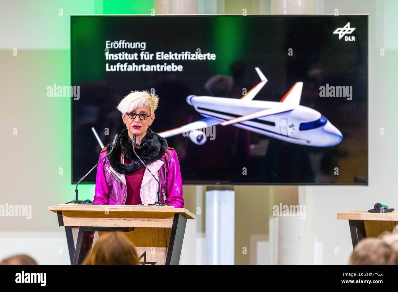 Cottbus, Allemagne. 10th mars 2022. Anke Kaysser-Pyzalla, présidente du directoire du DLR, s'adresse aux clients du centre de démarrage de Cottbus. L'Institut pour les systèmes de propulsion aérospatiaux électrifiés a été ouvert ici aujourd'hui. Cet institut du Centre aérospatial allemand e.V. (DLR) concentre ses recherches sur les futurs systèmes de propulsion à faibles émissions et est donc destiné à ouvrir la voie à de nouveaux produits dans l'aviation. Credit: Frank Hammerschmidt/dpa/Alay Live News Banque D'Images