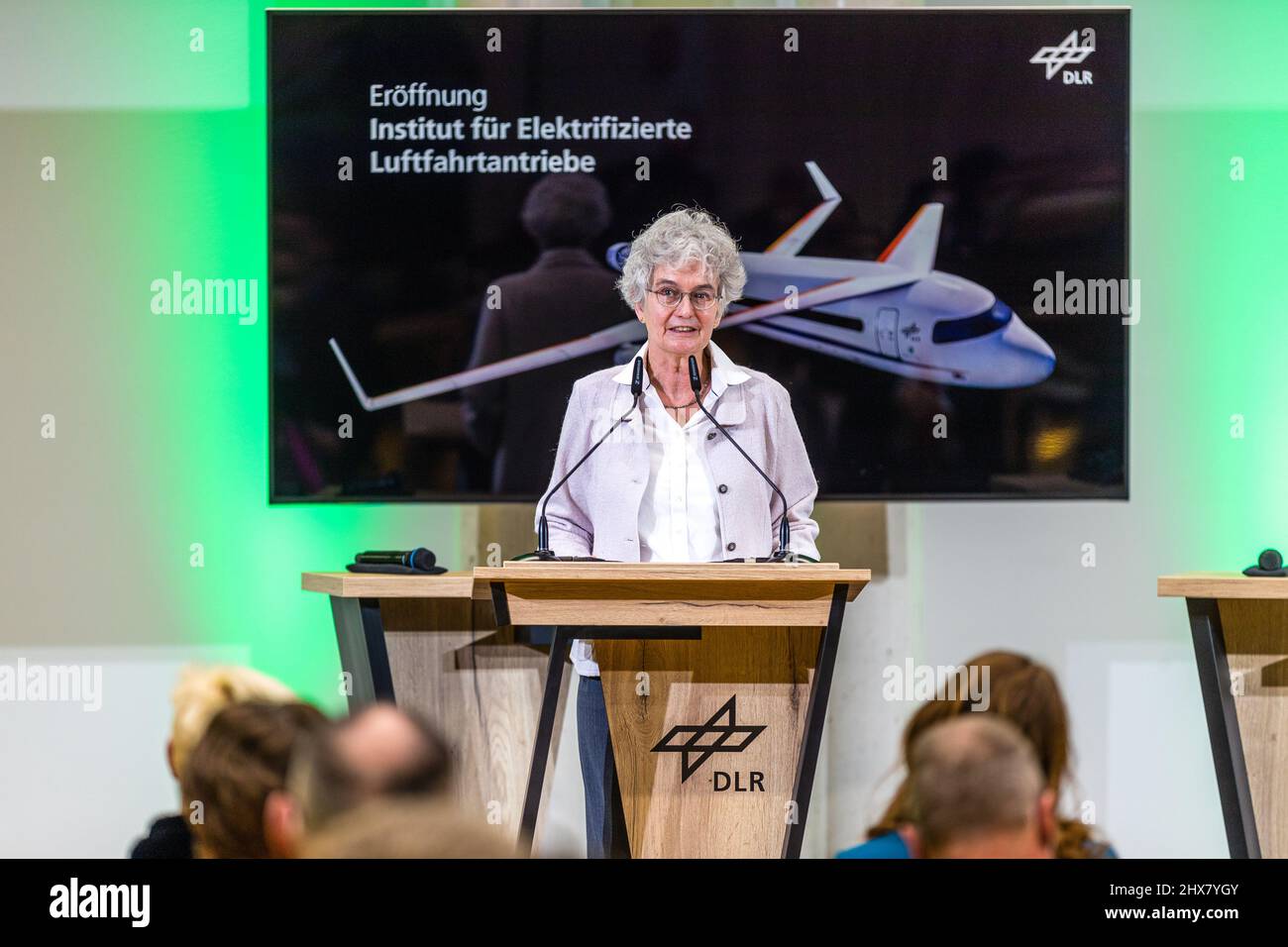 Cottbus, Allemagne. 10th mars 2022. L'Inge Schlotzhauer, du ministère des Sciences, de la recherche et de la Culture de l'État de Brandebourg, salue les invités du Cottbus Start-up Centre. L'Institut pour les systèmes de propulsion aérospatiaux électrifiés a été ouvert ici aujourd'hui. Cet institut du Centre aérospatial allemand e.V. (DLR) concentre ses recherches sur les futurs systèmes de propulsion à faibles émissions et est donc destiné à ouvrir la voie à de nouveaux produits dans l'aviation. Credit: Frank Hammerschmidt/dpa/Alay Live News Banque D'Images