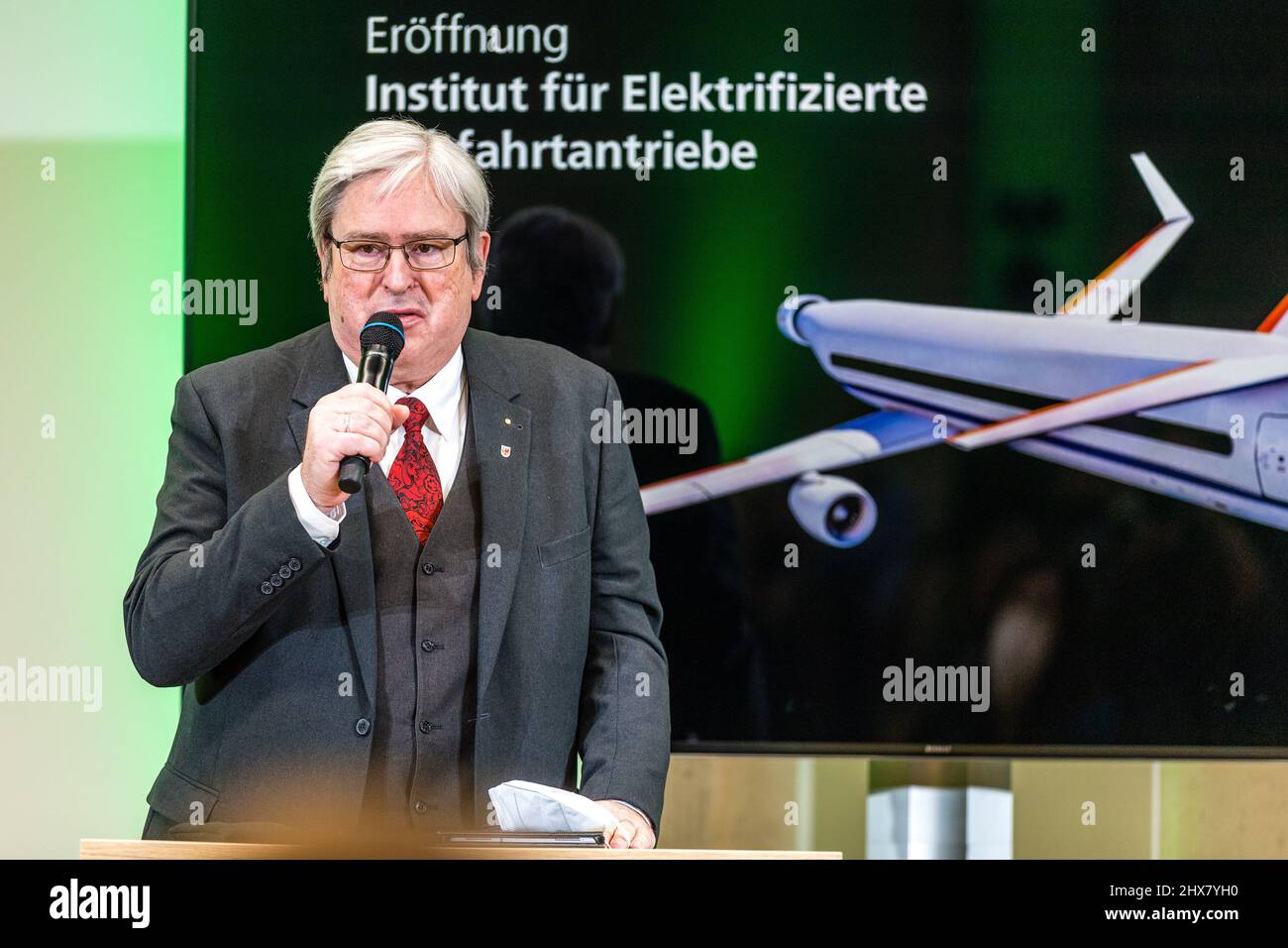 Cottbus, Allemagne. 10th mars 2022. Jörg Steinbach (SPD), ministre de l'économie de l'État de Brandebourg, prend la parole lors d'une table ronde à l'occasion de l'inauguration de l'Institut pour les systèmes aérospatiaux de propulsion électrifiés. Cet institut du Centre aérospatial allemand e.V. (DLR) concentre ses recherches sur les futurs systèmes de propulsion à faibles émissions et est donc destiné à ouvrir la voie à de nouveaux produits dans l'aviation. Credit: Frank Hammerschmidt/dpa/Alay Live News Banque D'Images