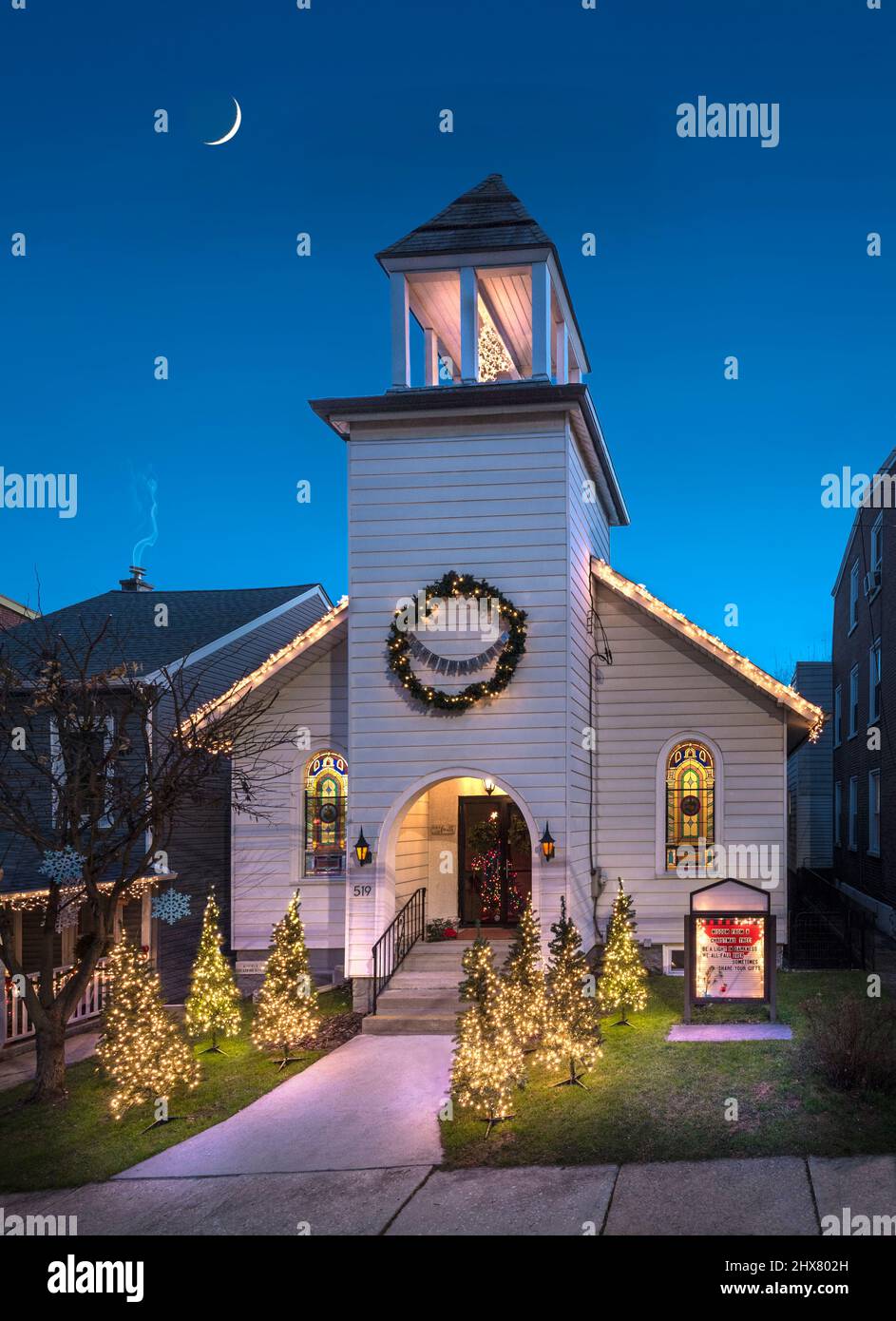 Petite église urbaine décorée avec des lumières de Noël pour la saison de Noël, Philadelphie Pennsylvania USA Banque D'Images