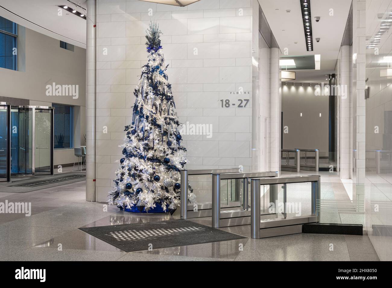 Arbre de Noël dans le hall de l'immeuble de bureaux Banque D'Images