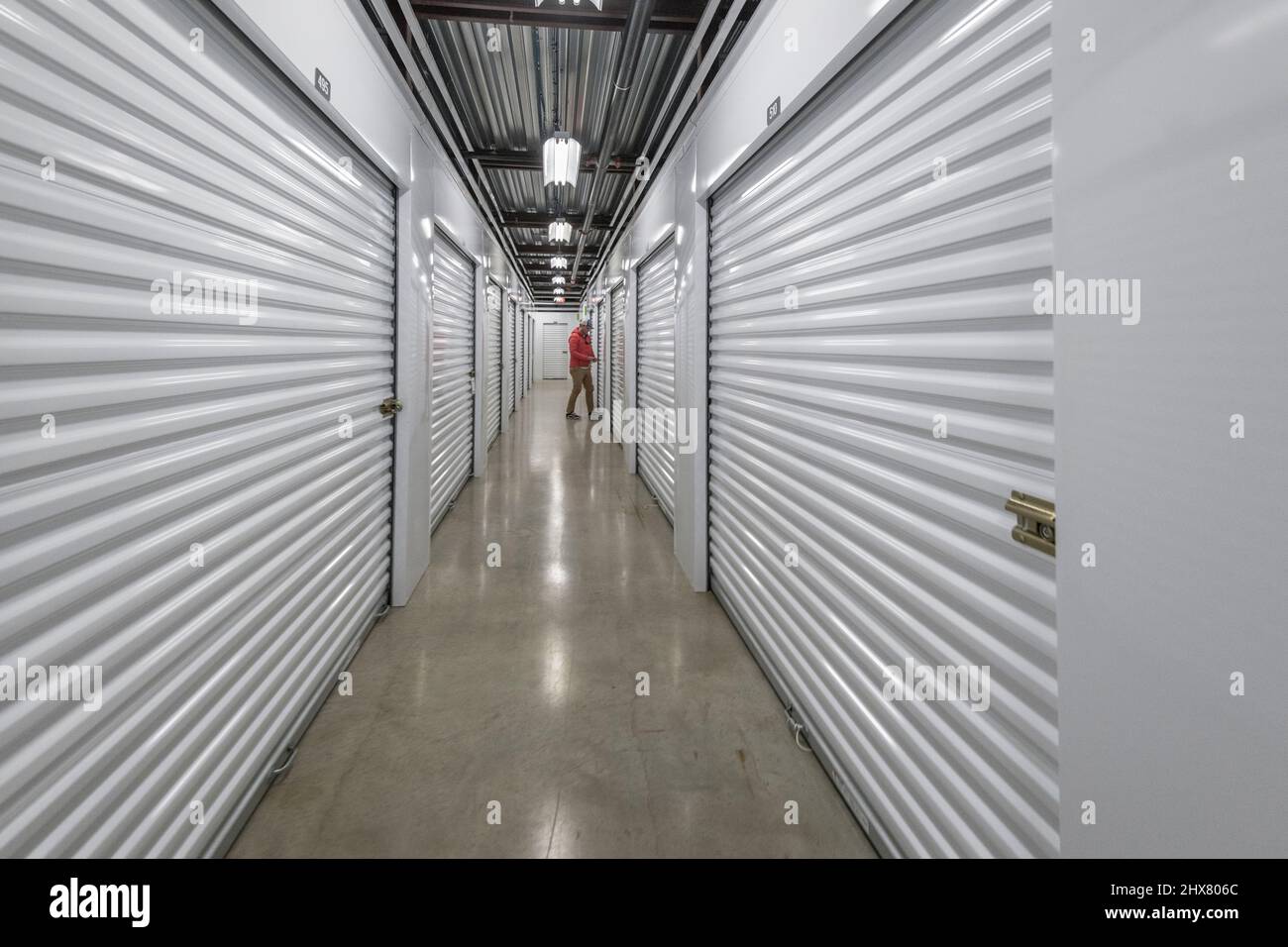 Personne à l'intérieur d'un espace de stockage libre-service, New Jersey, États-Unis Banque D'Images