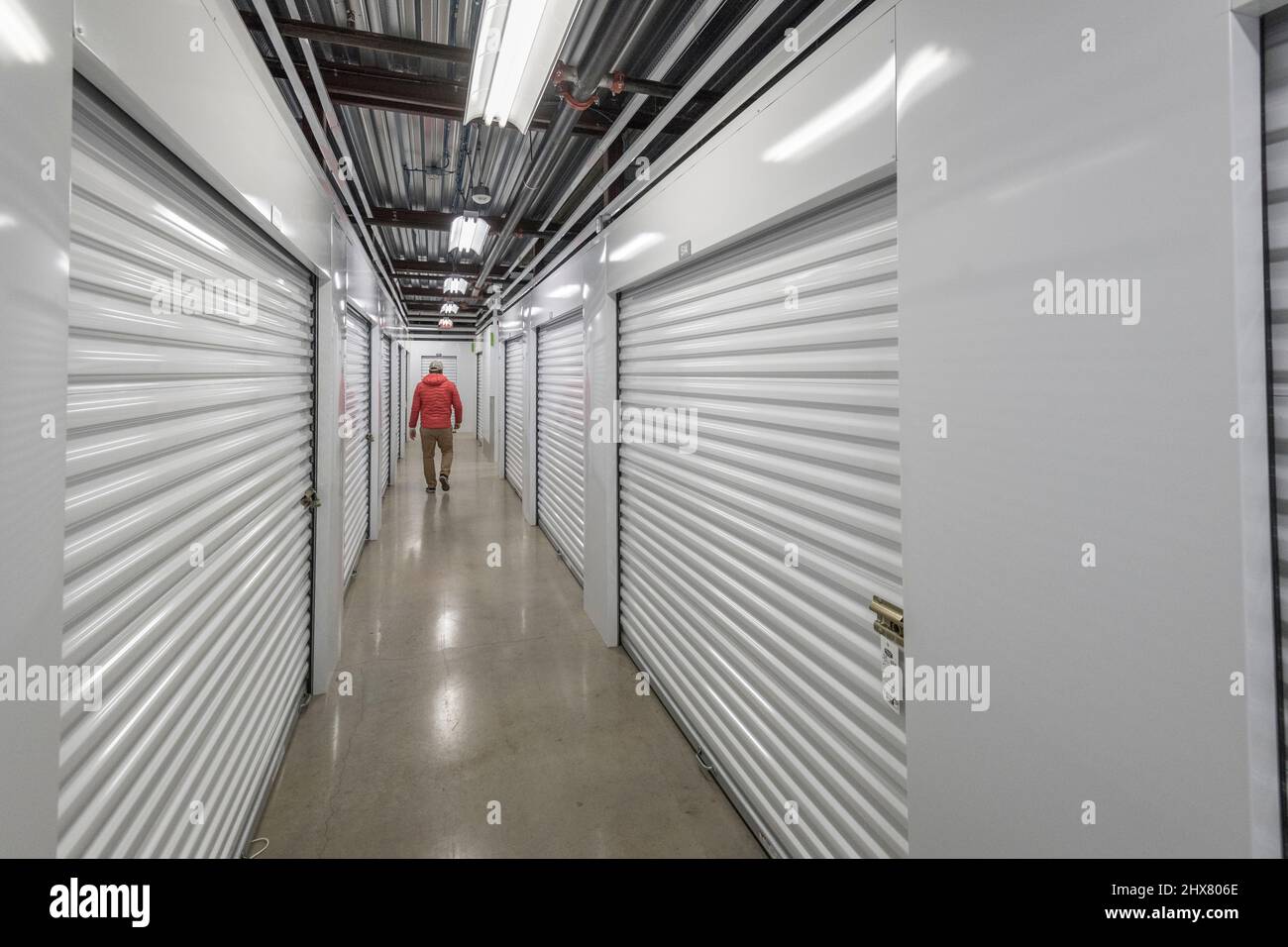 Personne à l'intérieur d'un espace de stockage libre-service, New Jersey, États-Unis Banque D'Images